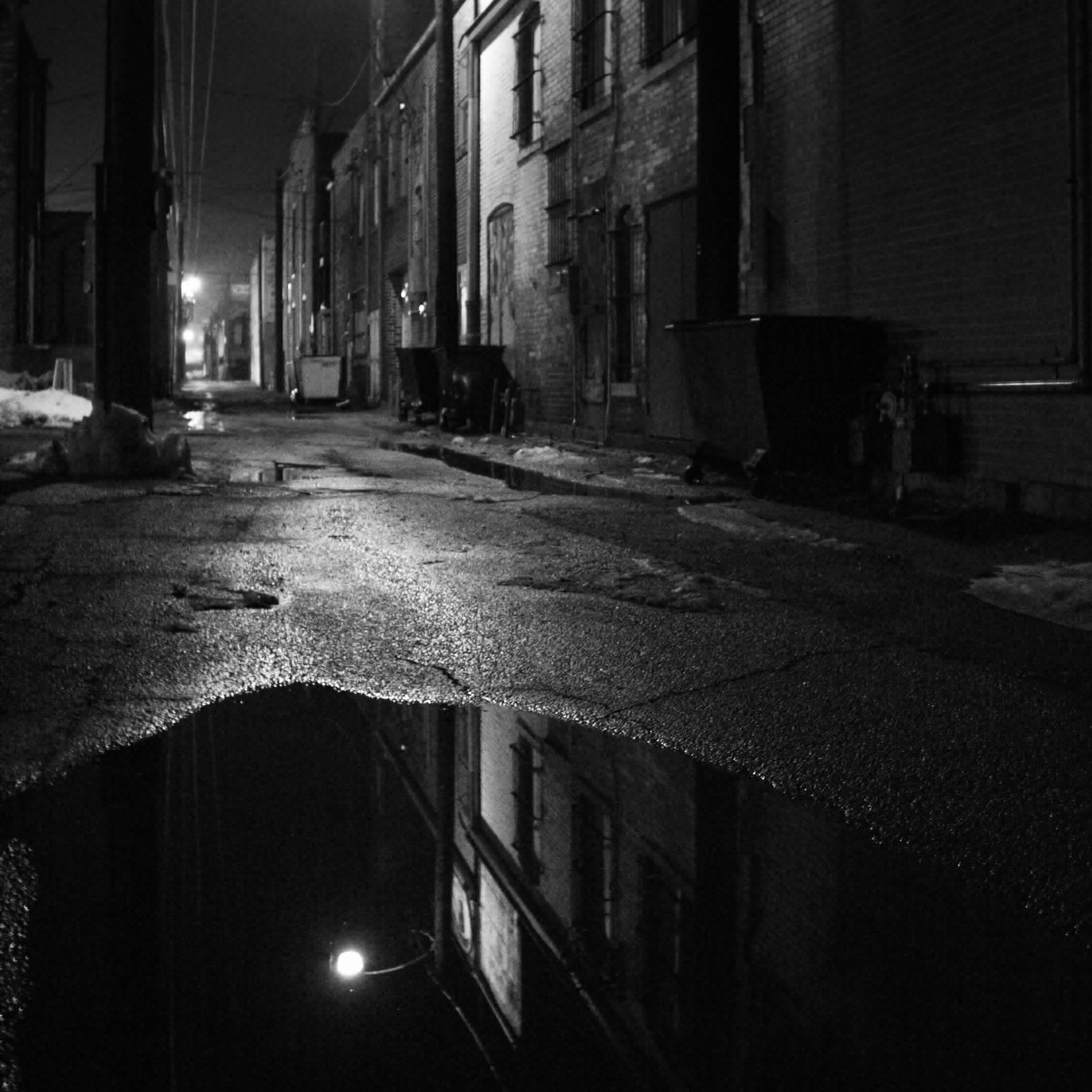 Ночь в монштаде счастливая случайность. Темная страшная улица. Страшная ночная улица. Страшная улица ночью. Жуткая подворотня.
