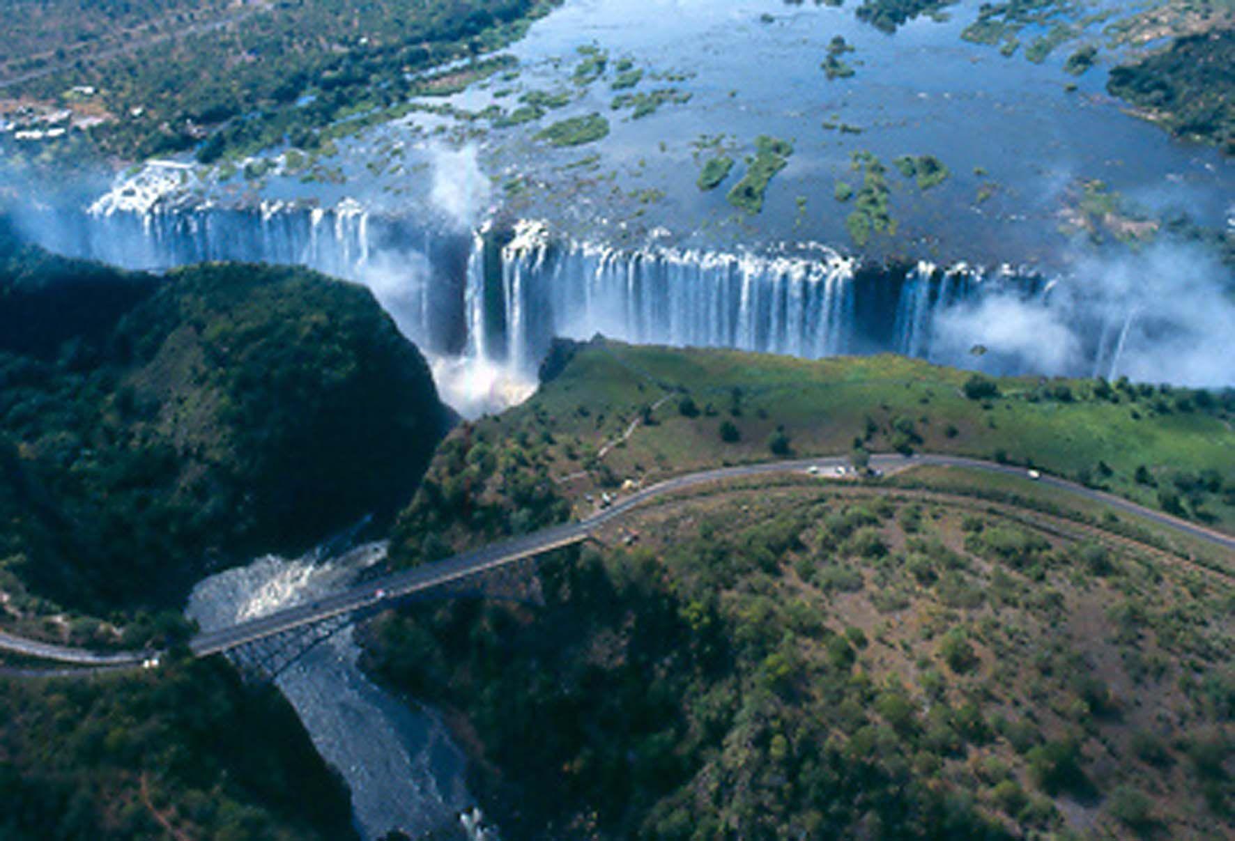 1772x1207 Victoria falls, on the border of Zambia and Zimbabwe