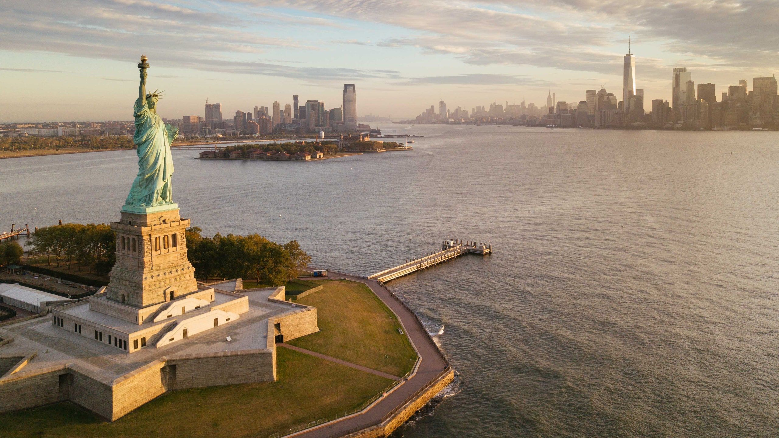 2560x1440 Statue of Liberty