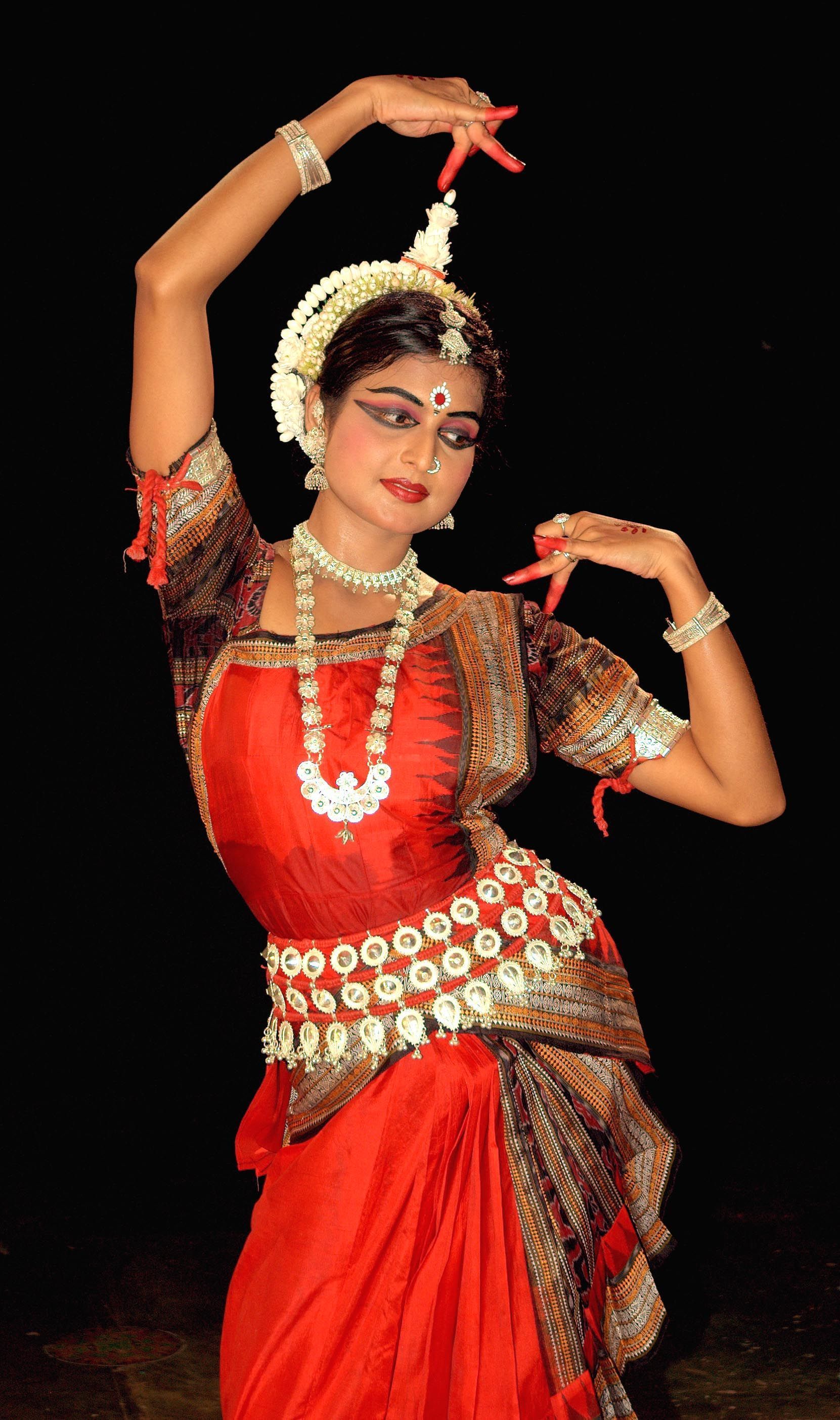 1661x2806 Odissi Dance Wallpaper
