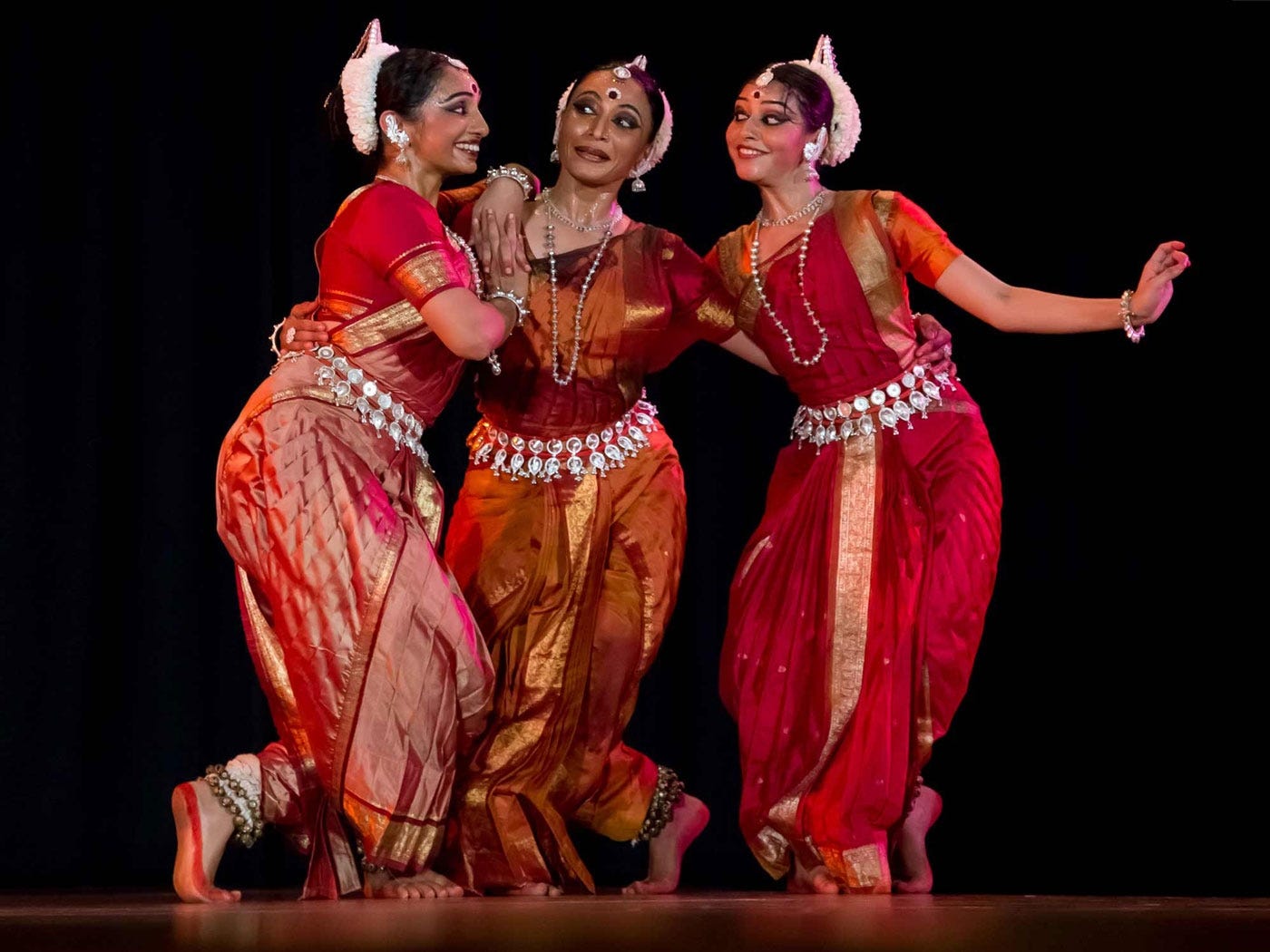 1400x1050 Dances of India get Ringling series off