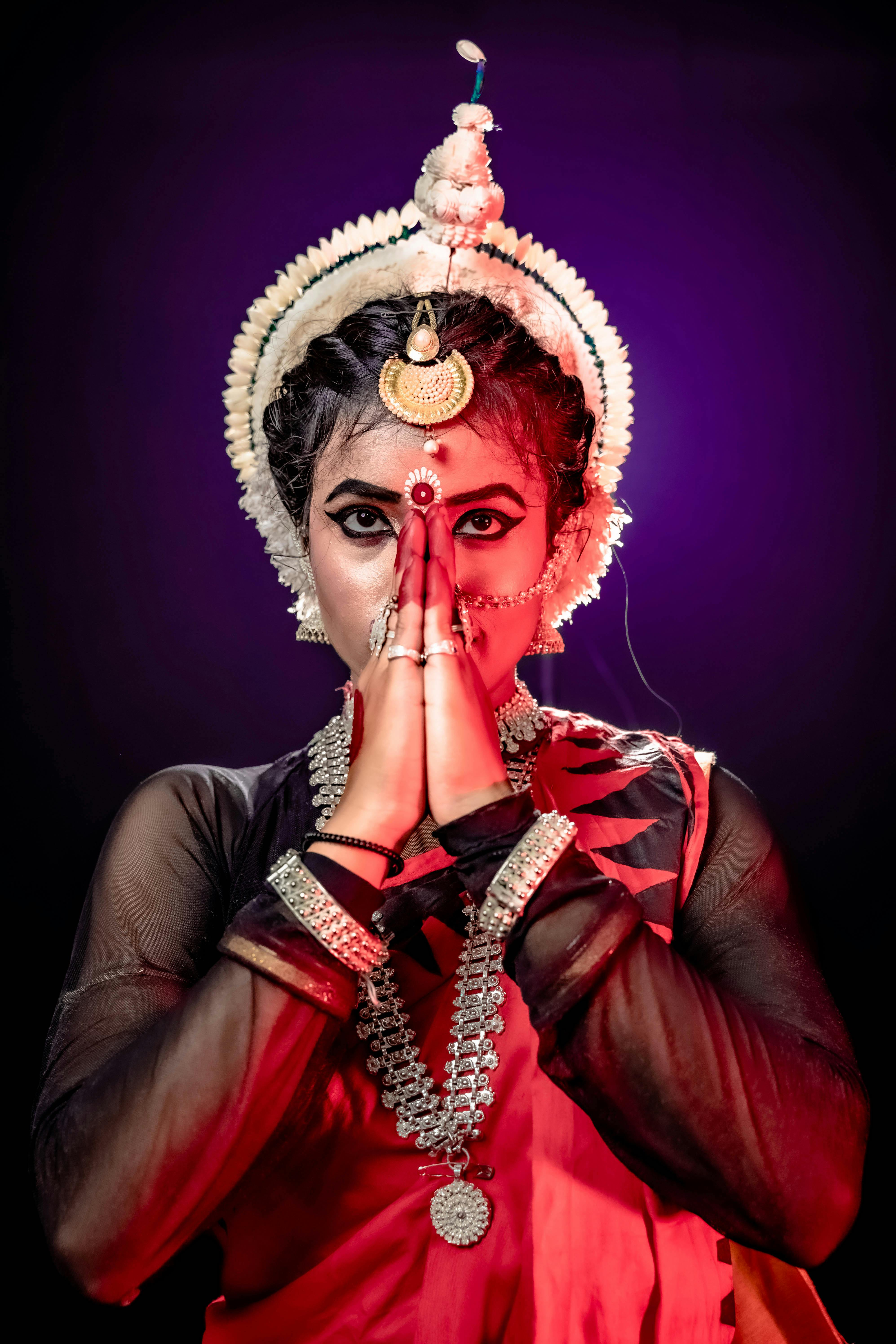 3989x5983 Indian Odissi Dancer · Free