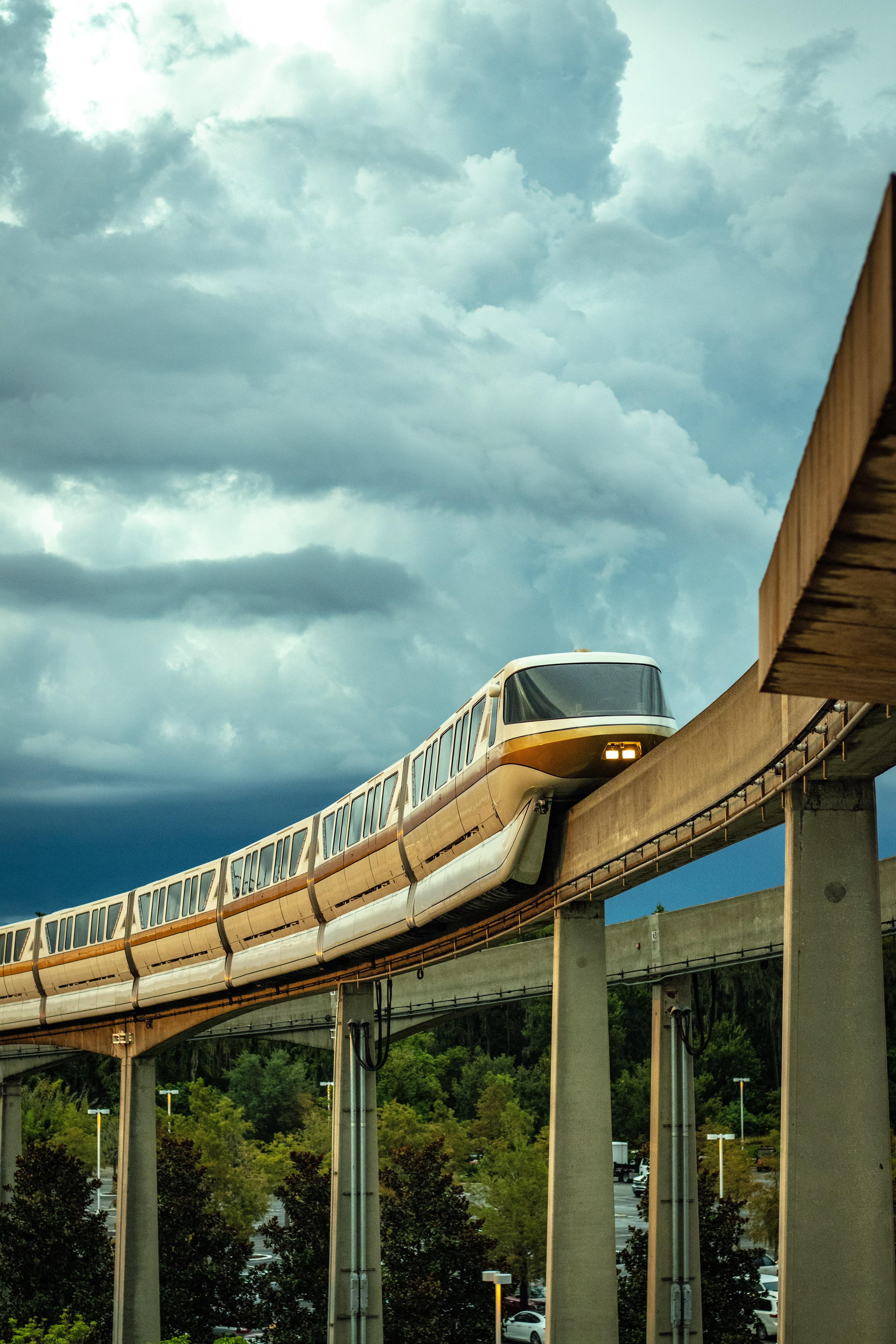 4000x6000 Monorail shot from the Contemporary
