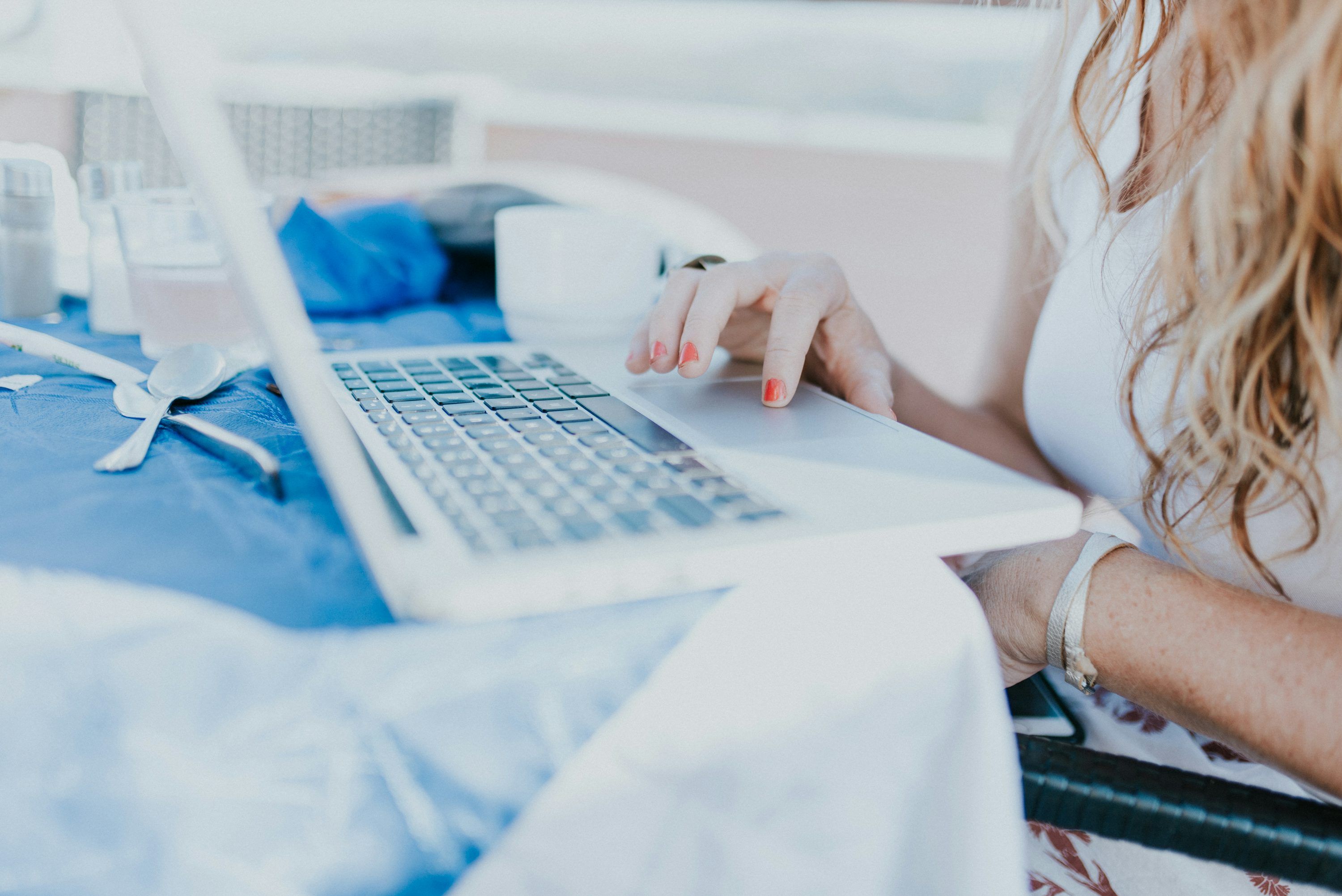 3000x2003 Woman Using Laptop Picture. Download