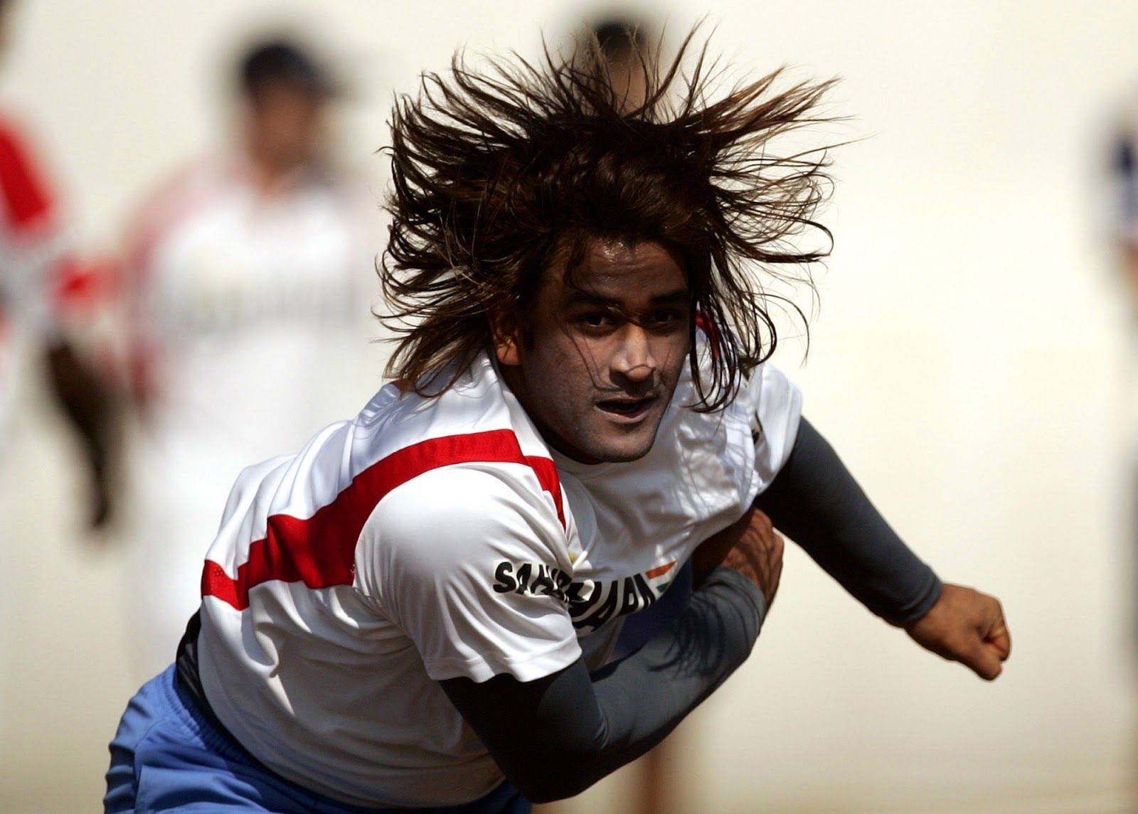 1600x1145 Dhoni Long Hair Wallpaper