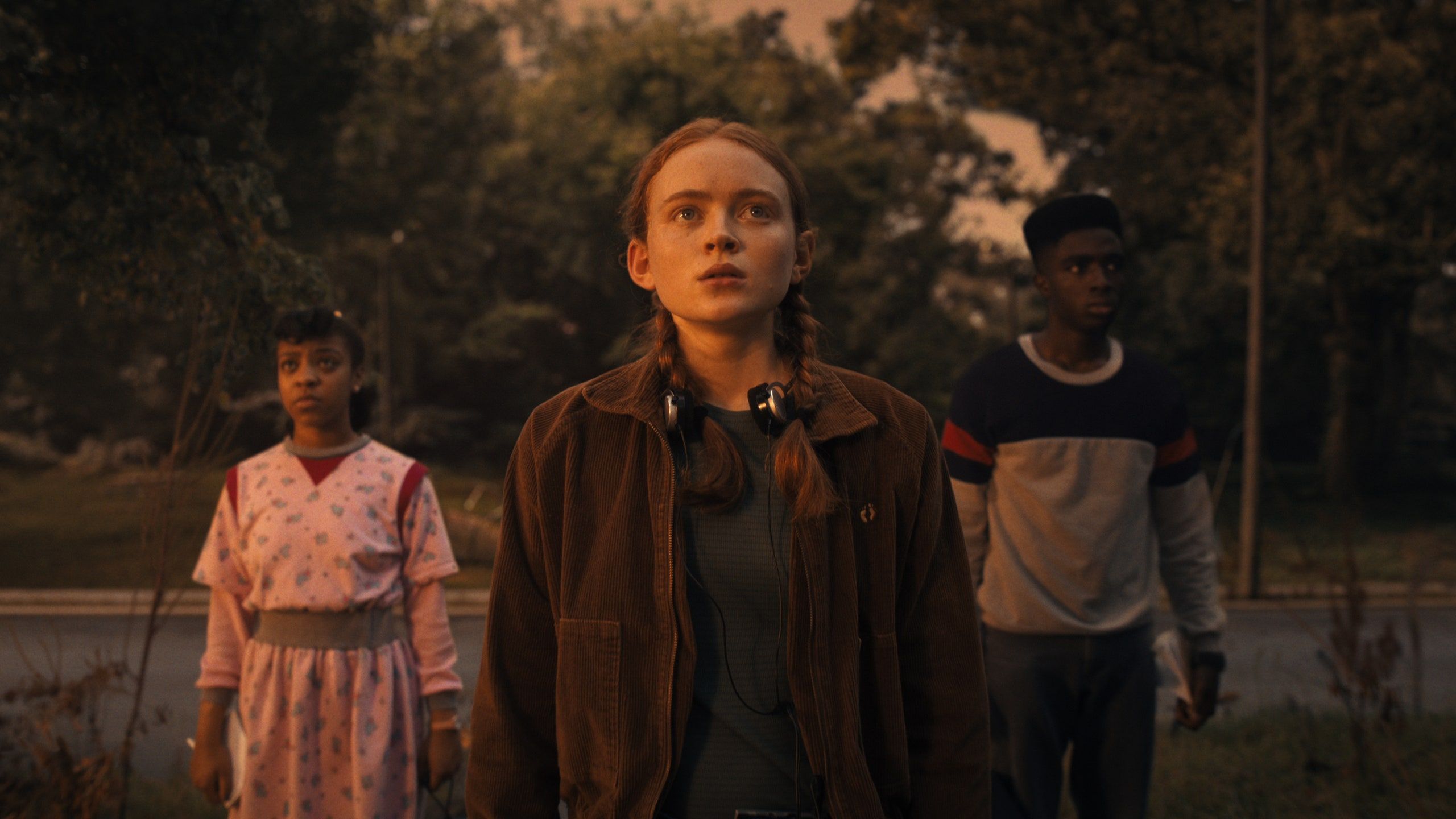 2560x1440 Sadie Sink & Caleb McLaughlin