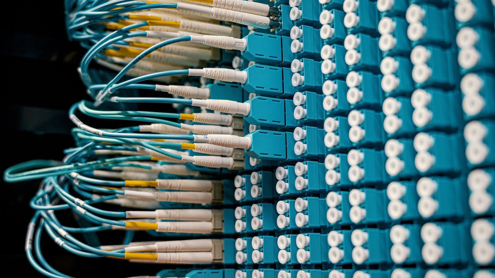 1600x900 Aruba and Avaya network switches are