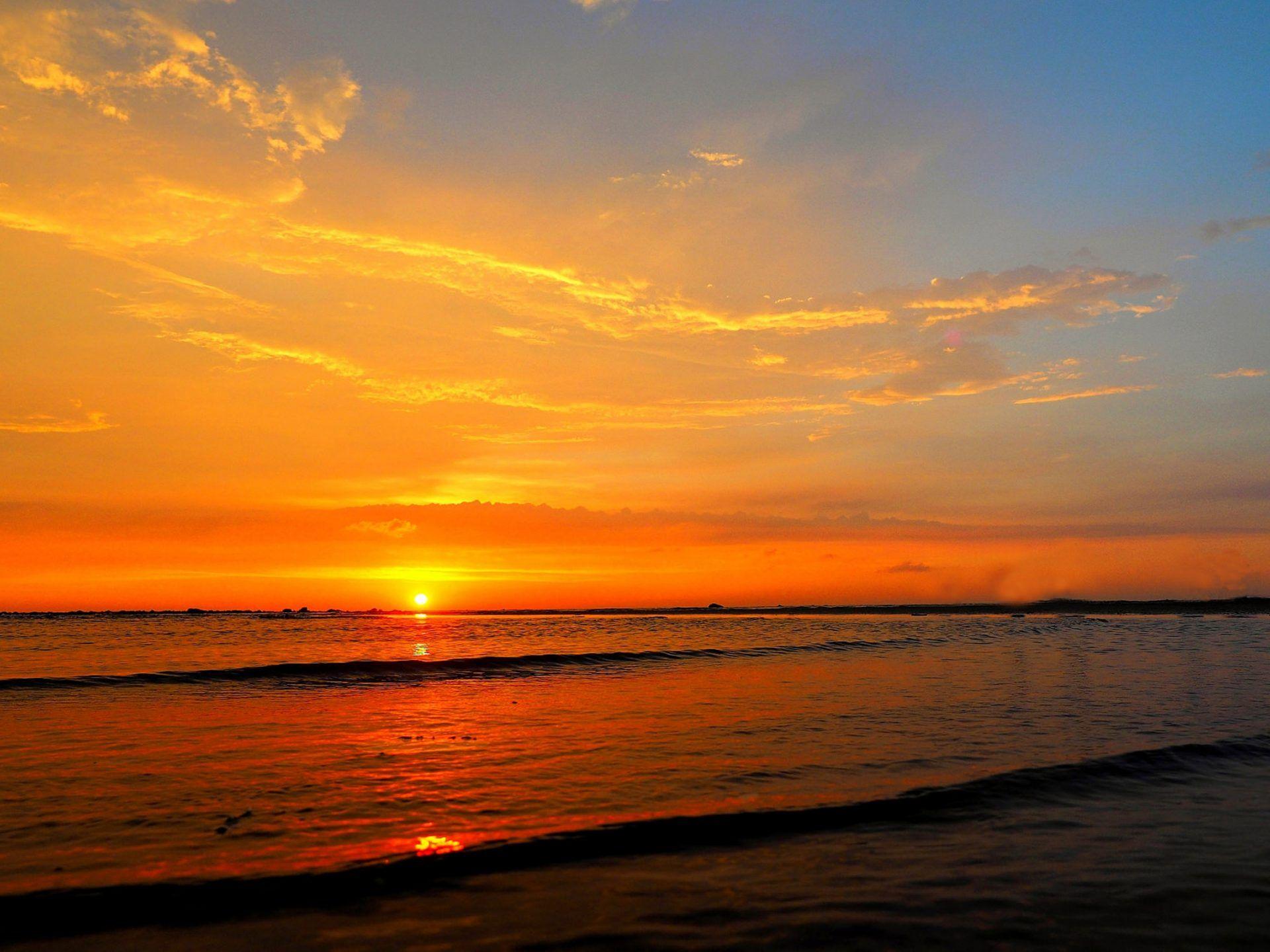 1920x1440 Sunset Ocean Sea Waves Sky With Red Cloud Beautiful HD