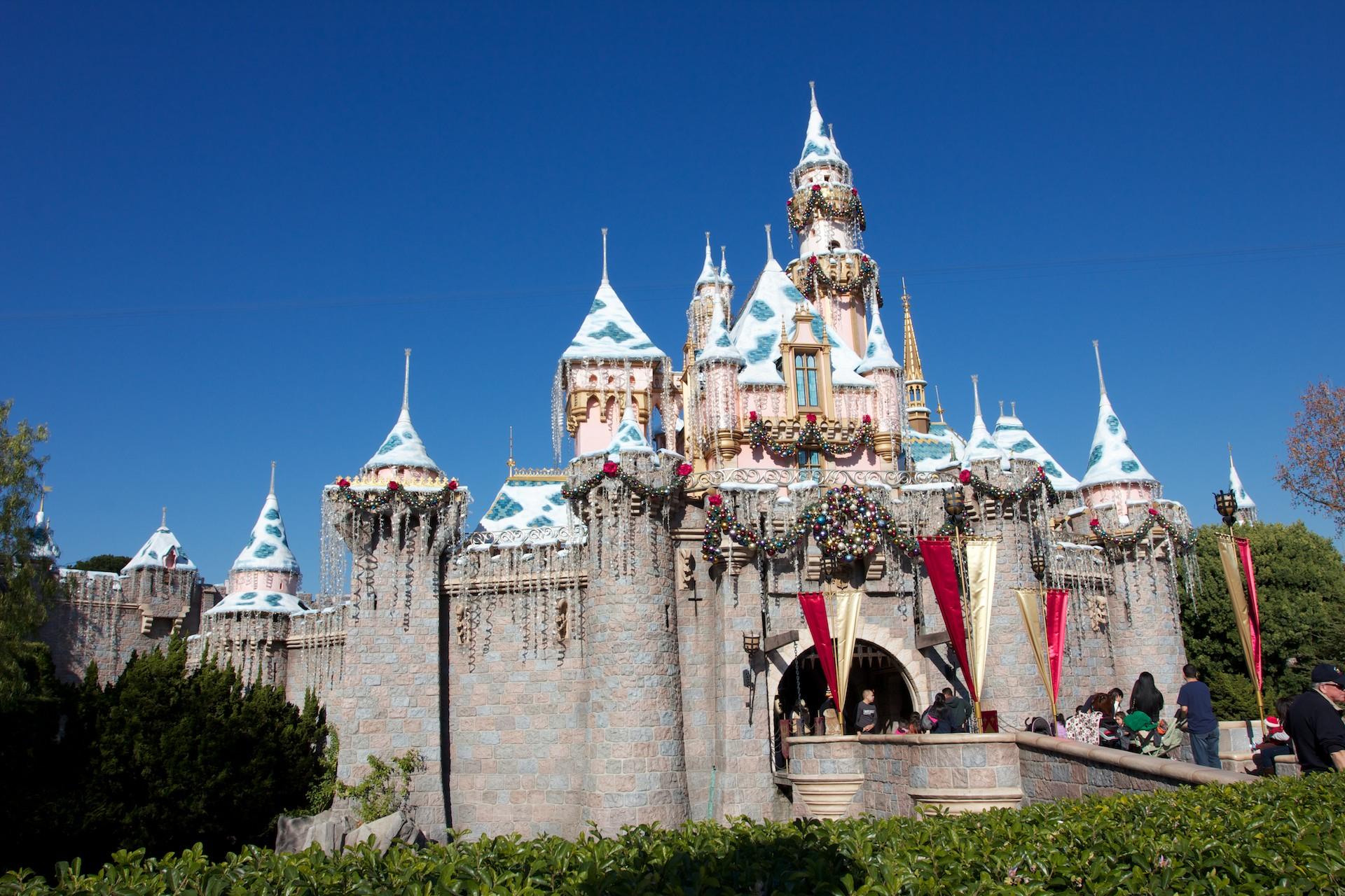 1920x1280 Christmas at Disneyland