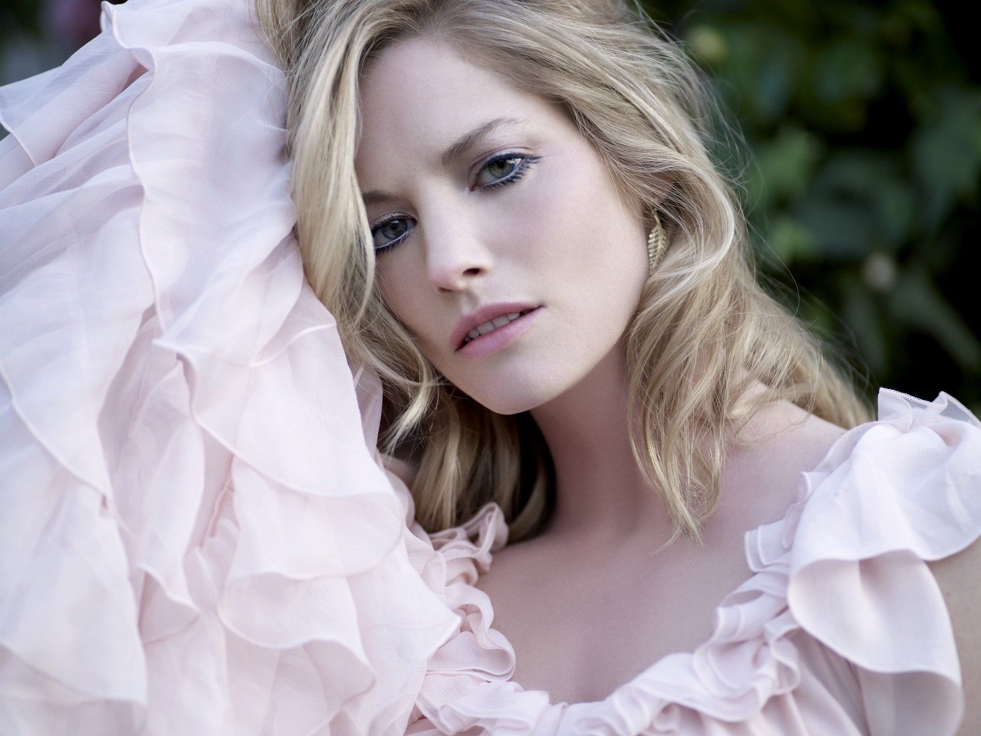 1920x1441 Sienna Guillory HD Wallpaper