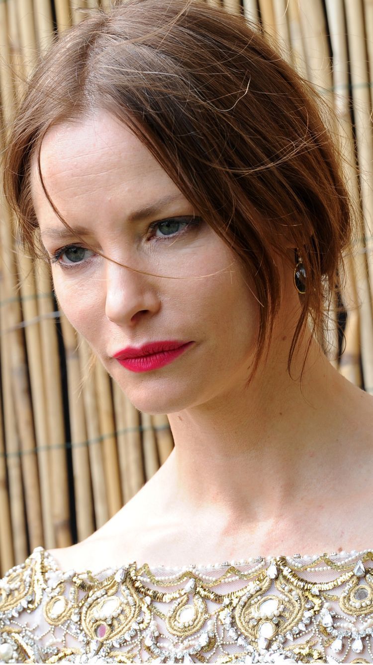750x1334 Download English Brown Hair Lipstick