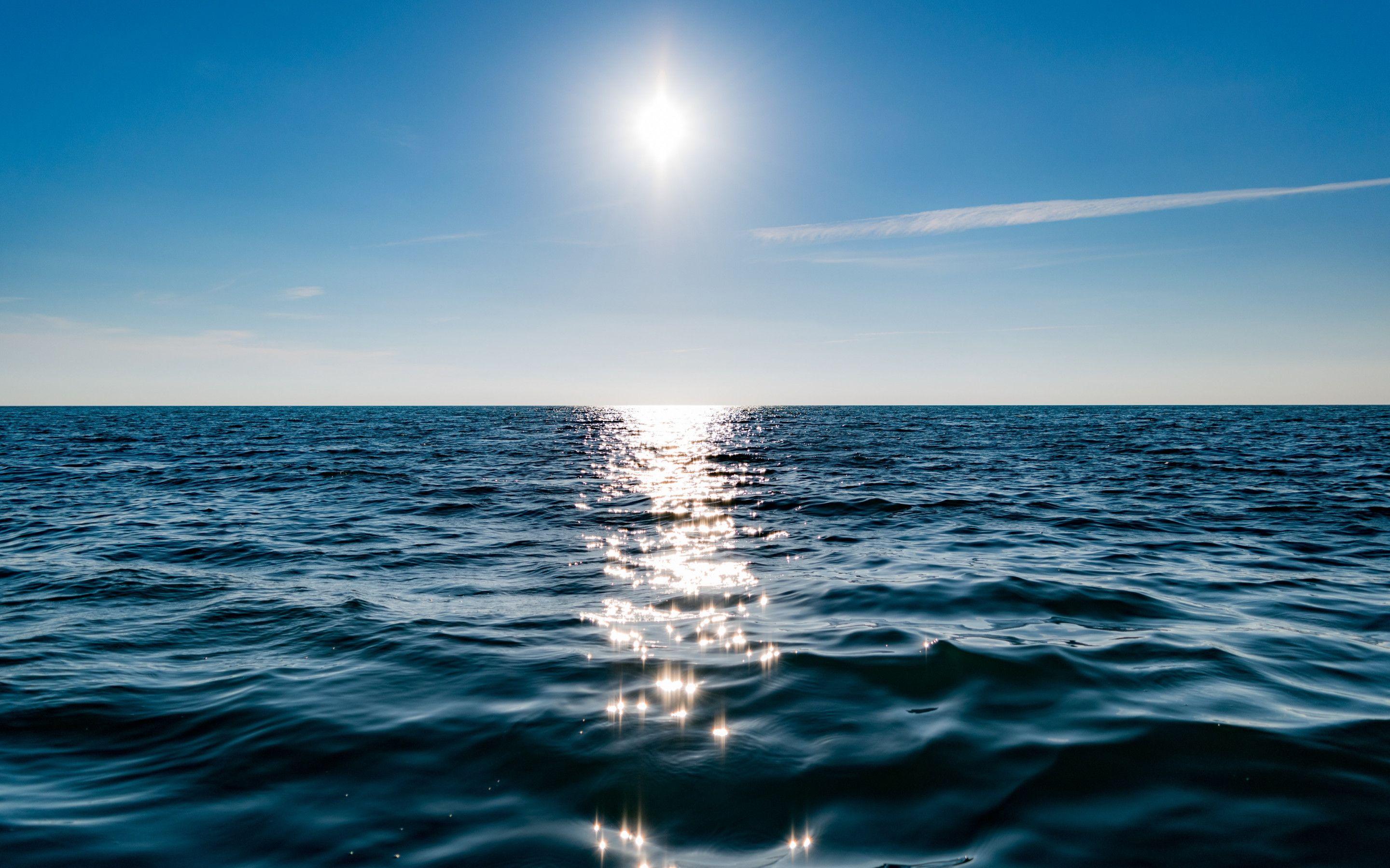 2880x1800 Download wallpaper: Sun on blue sky is reflected on water 2880x1800