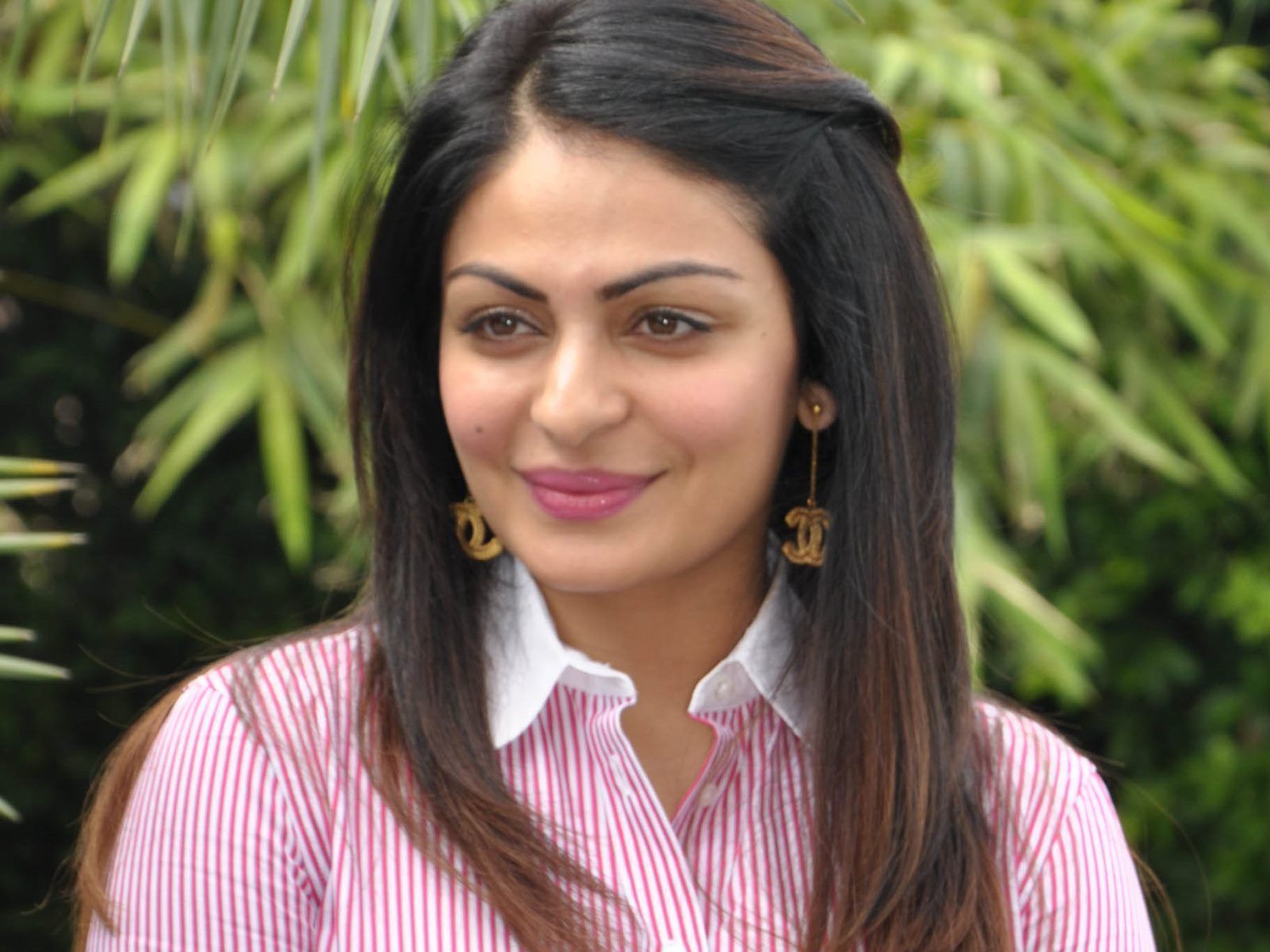 1600x1200 Bajwa Neeru Wallpaper