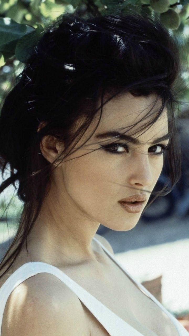 720x1280 Celebrity Monica Bellucci (720x1280) Wallpaper
