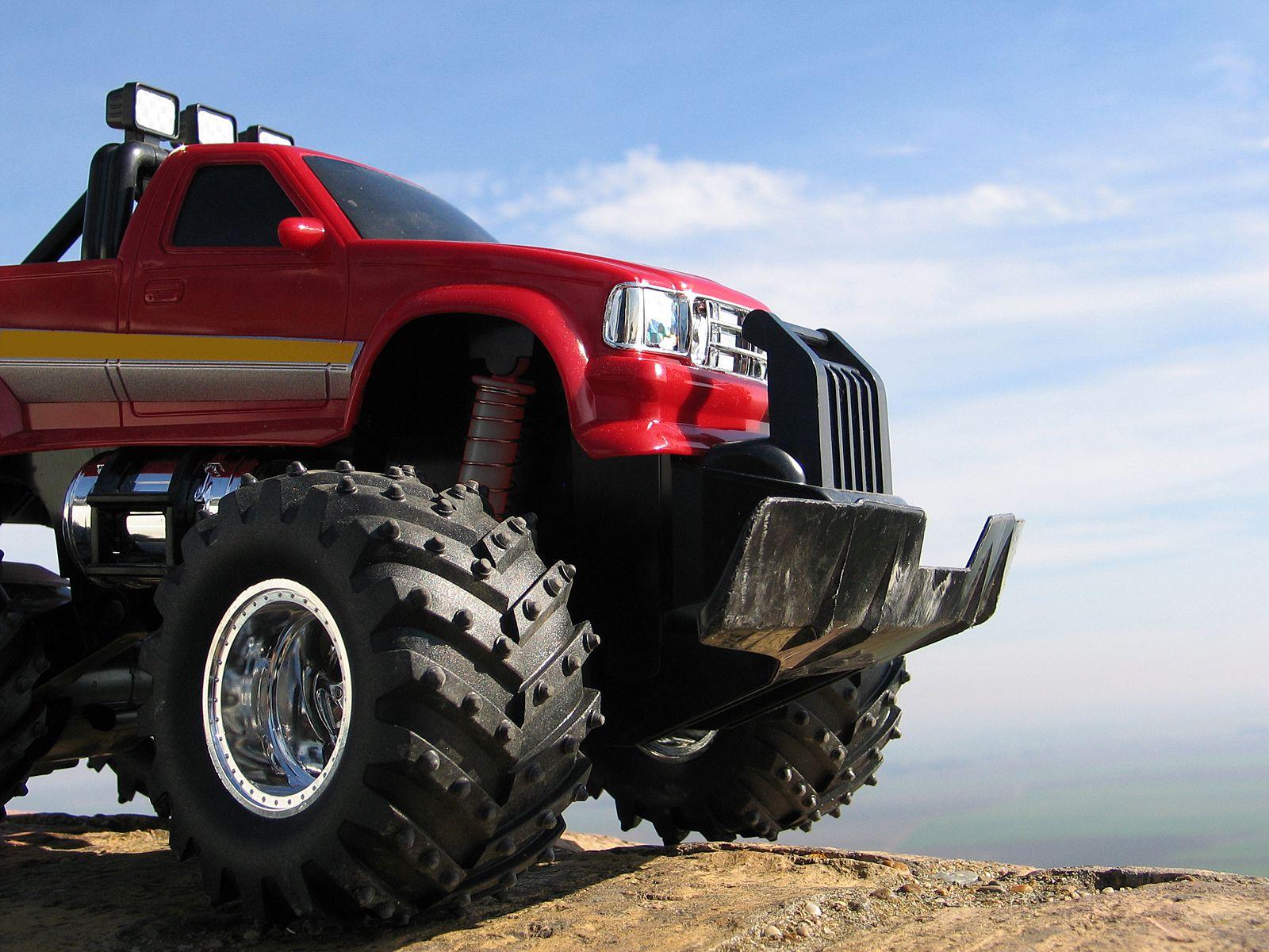 1600x1200 Monster Trucks Wallpaper 1600x #ZRWJIB3