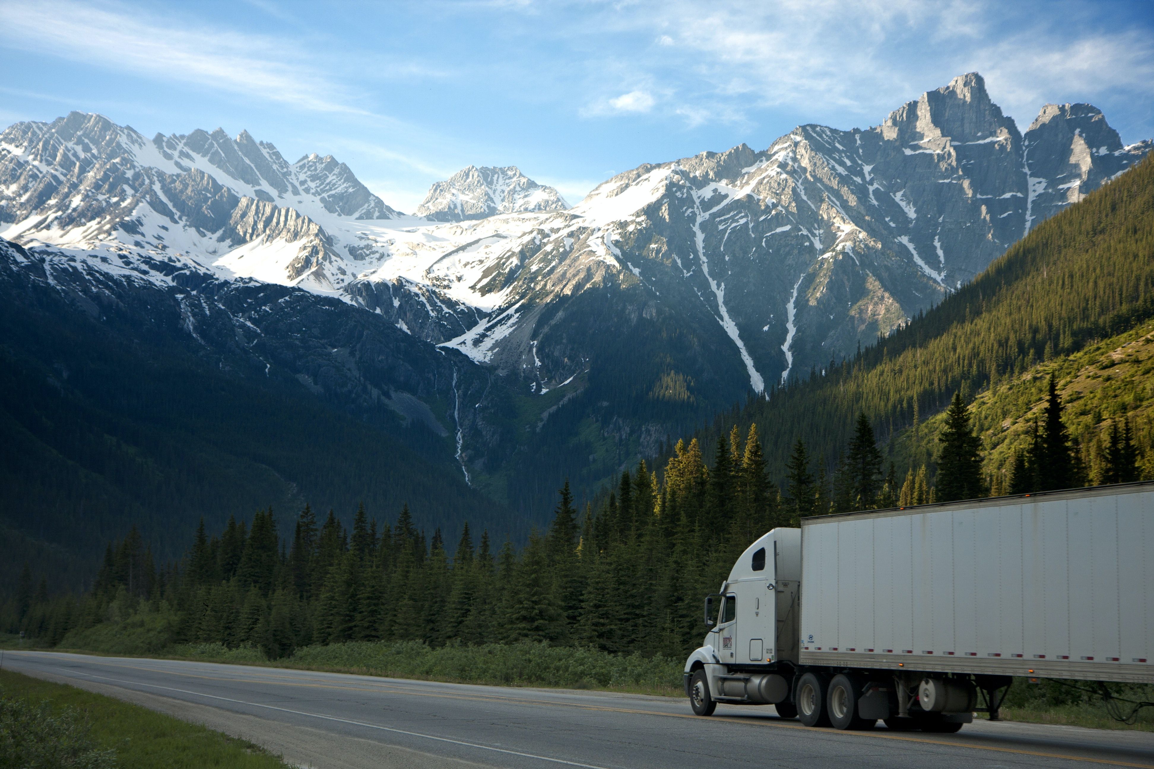 3888x2592 Delivery Truck Wallpaper