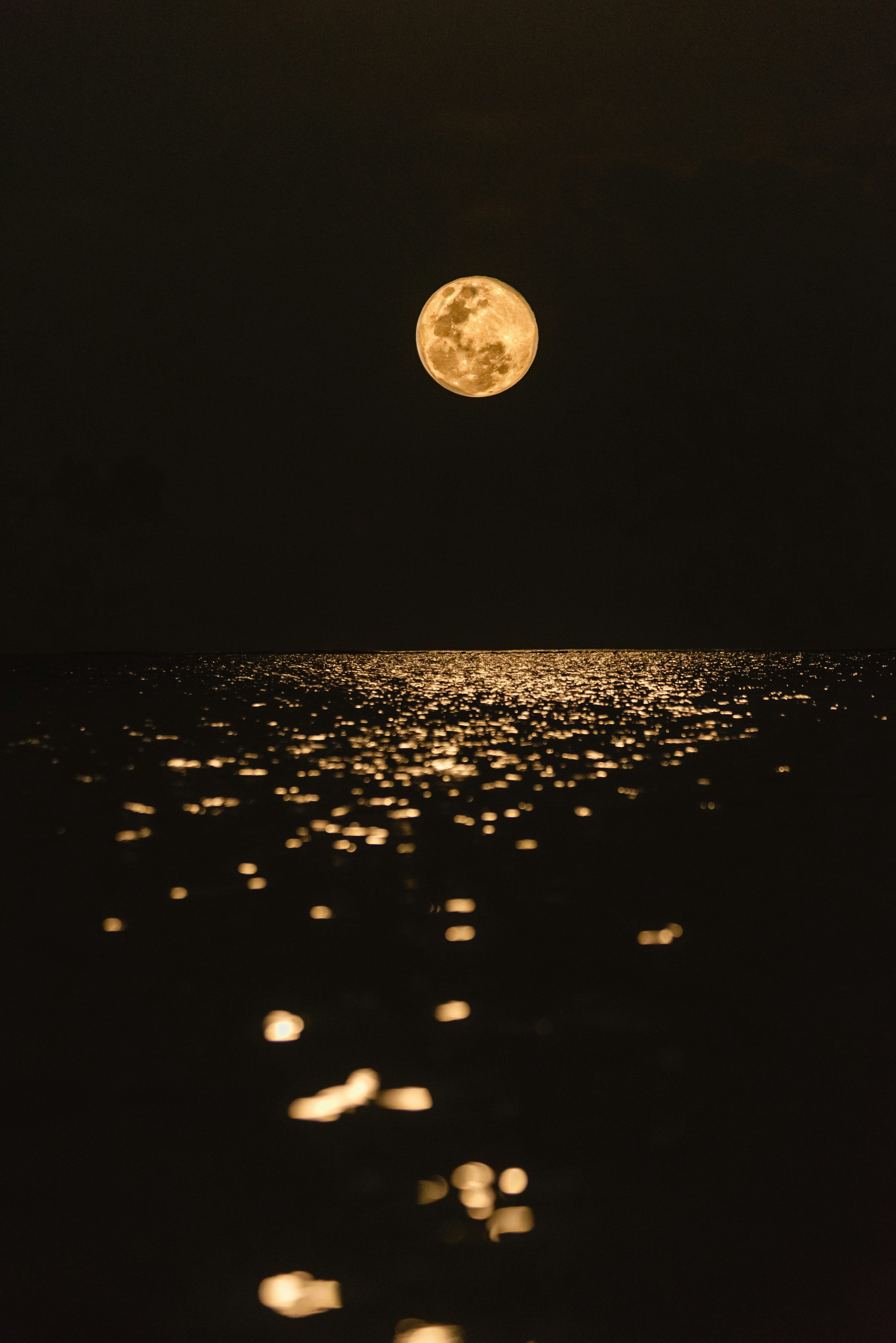 3000x4495 Full moon over the body of water photo