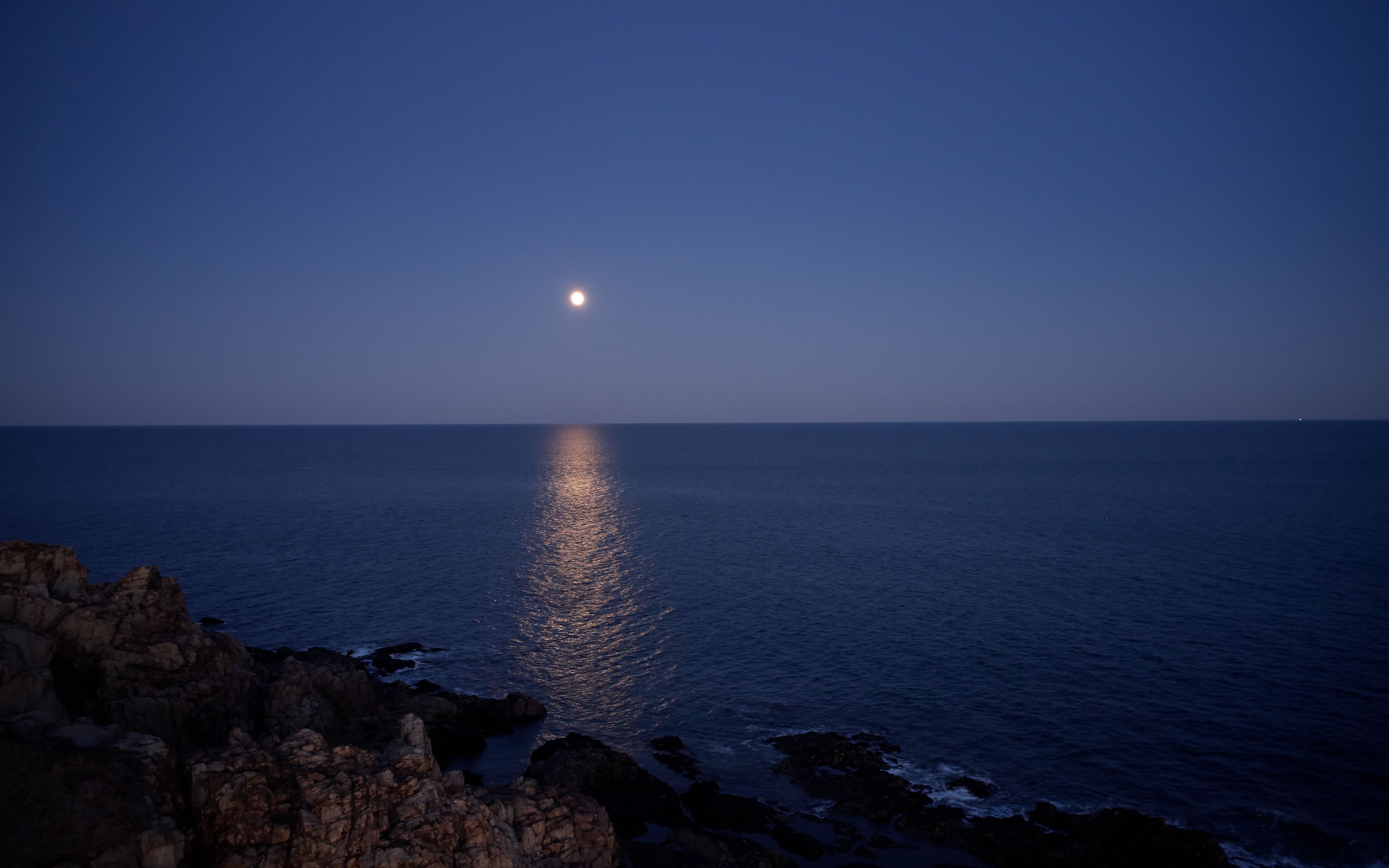 3840x2400 Download wallpaper 3840x2400 sea, moon