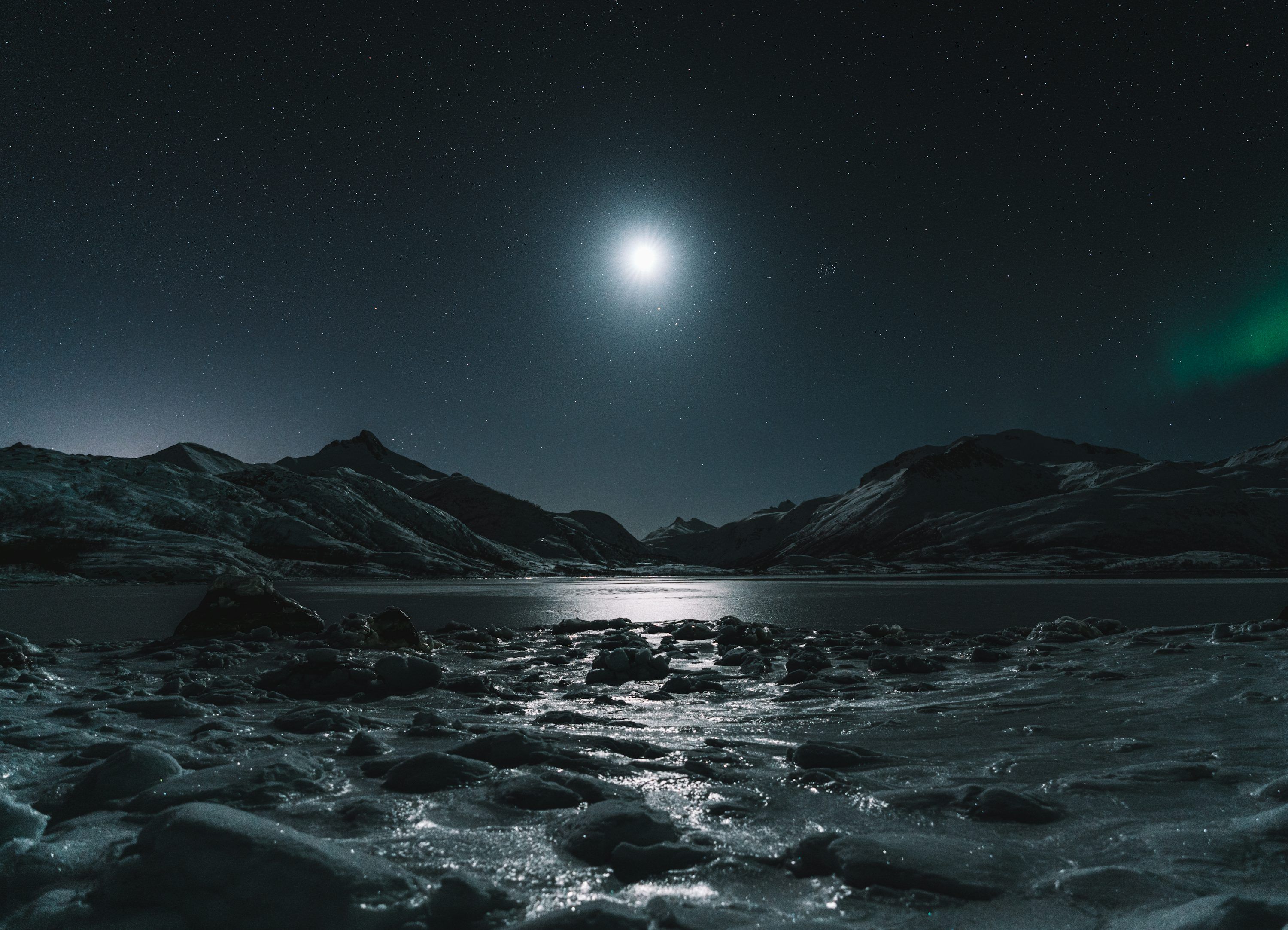 3000x2165 Moon Water Picture. Download Free