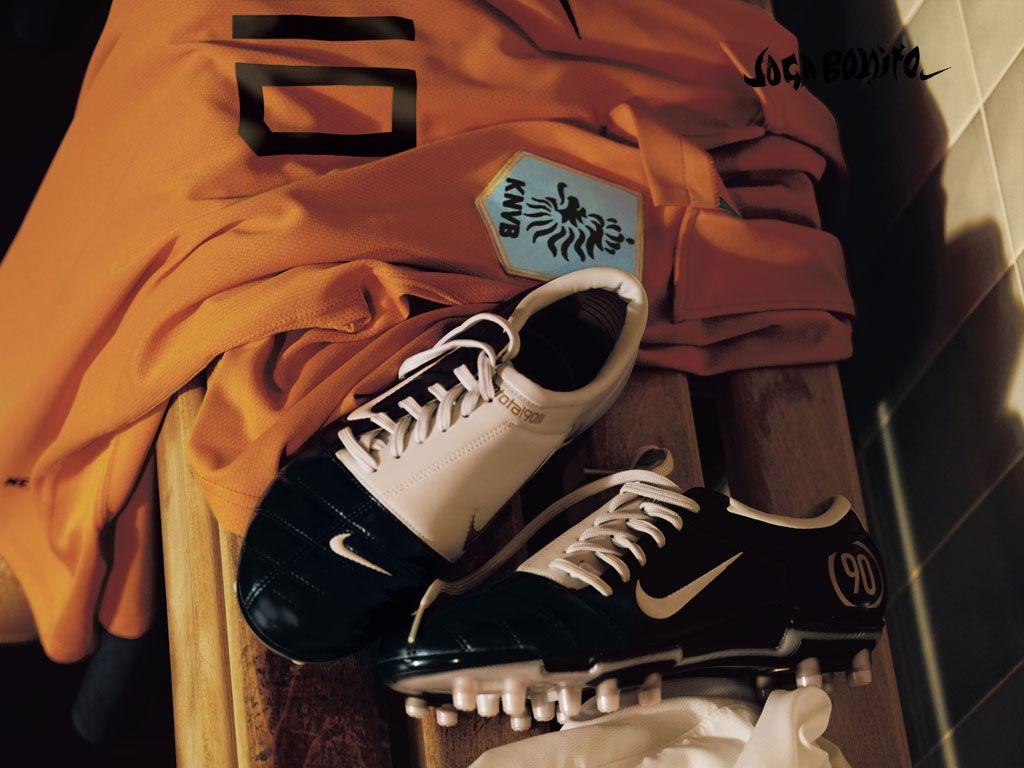 1024x768 NIKE football wallpaper will play playing pretty supplies