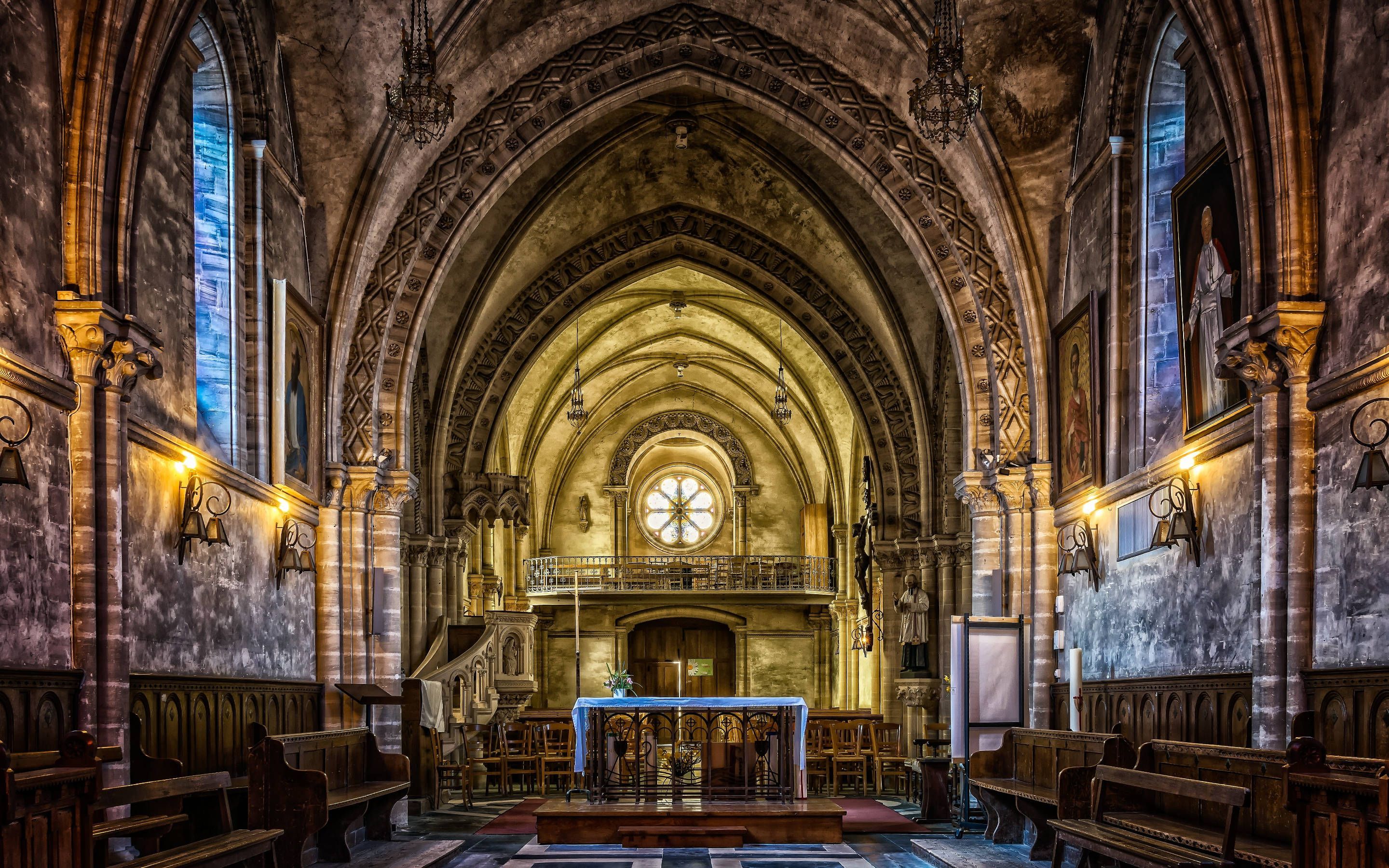 2880x1800 Download Caption: Majestic Interior of a Traditional Catholic Church in England Wallpaper