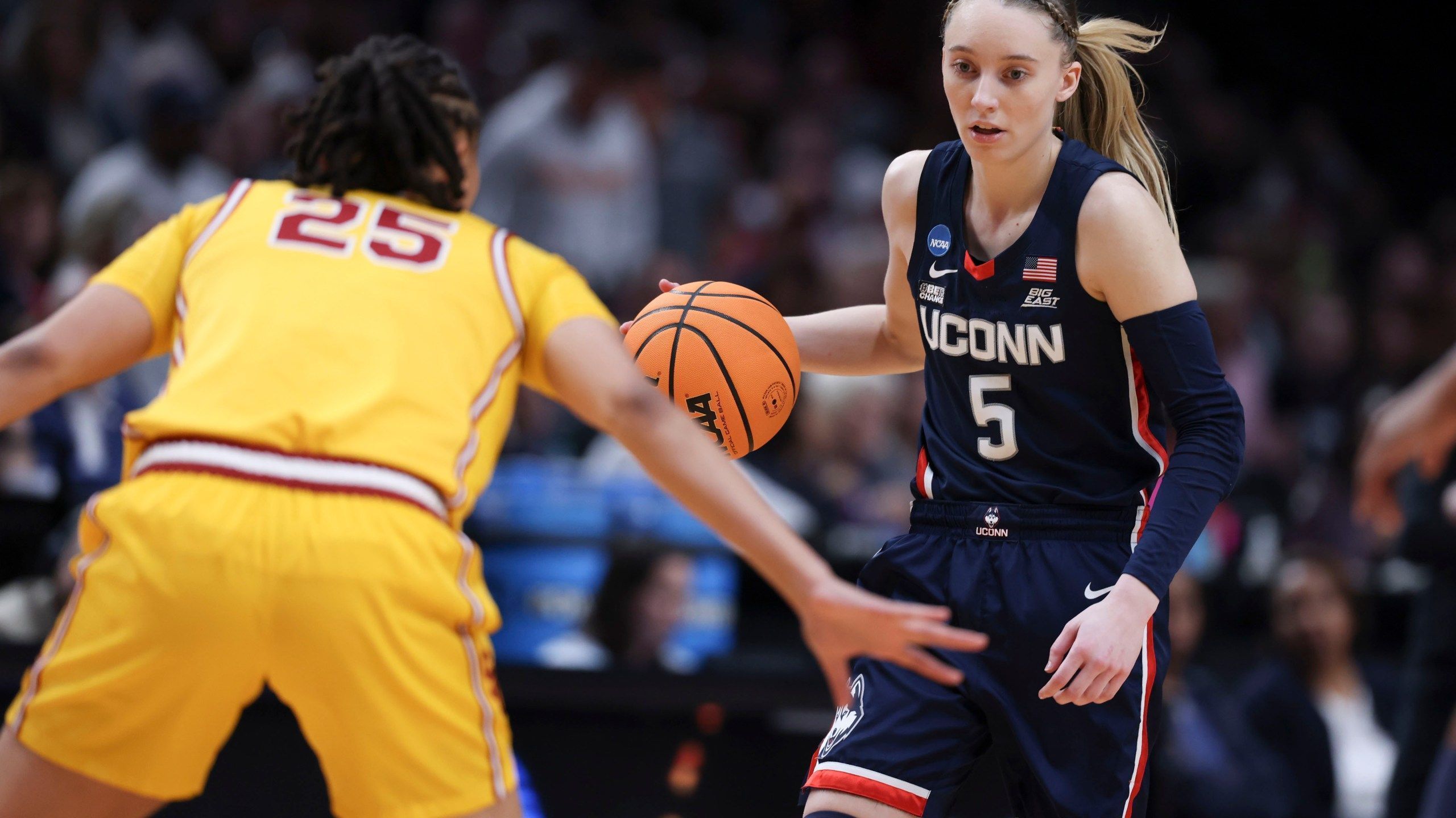 2560x1440 Paige Bueckers lifts UConn back to