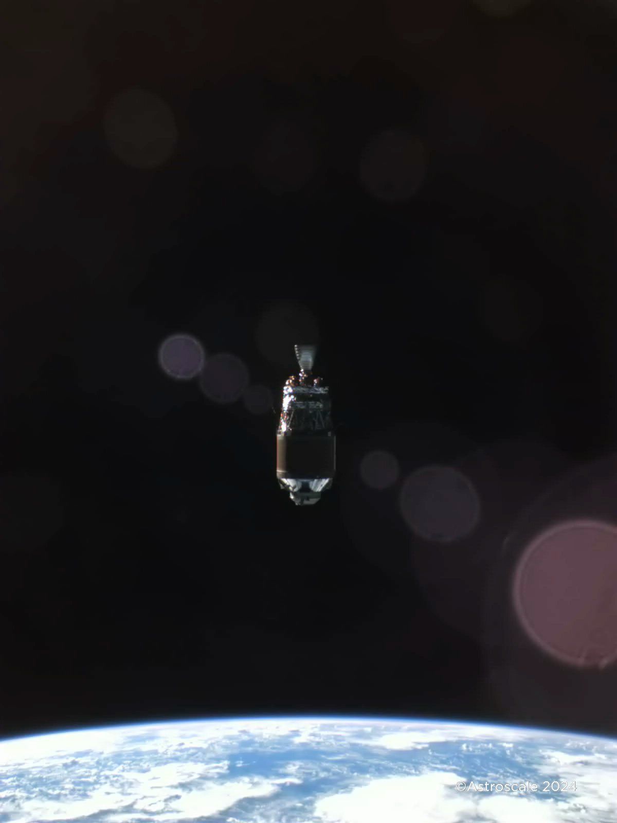 1200x1600 Cleaning satellite dodges space debris