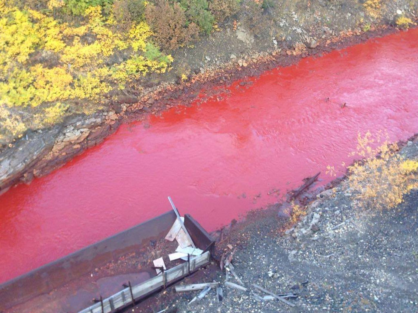 1400x1050 Why is this Russian river blood red