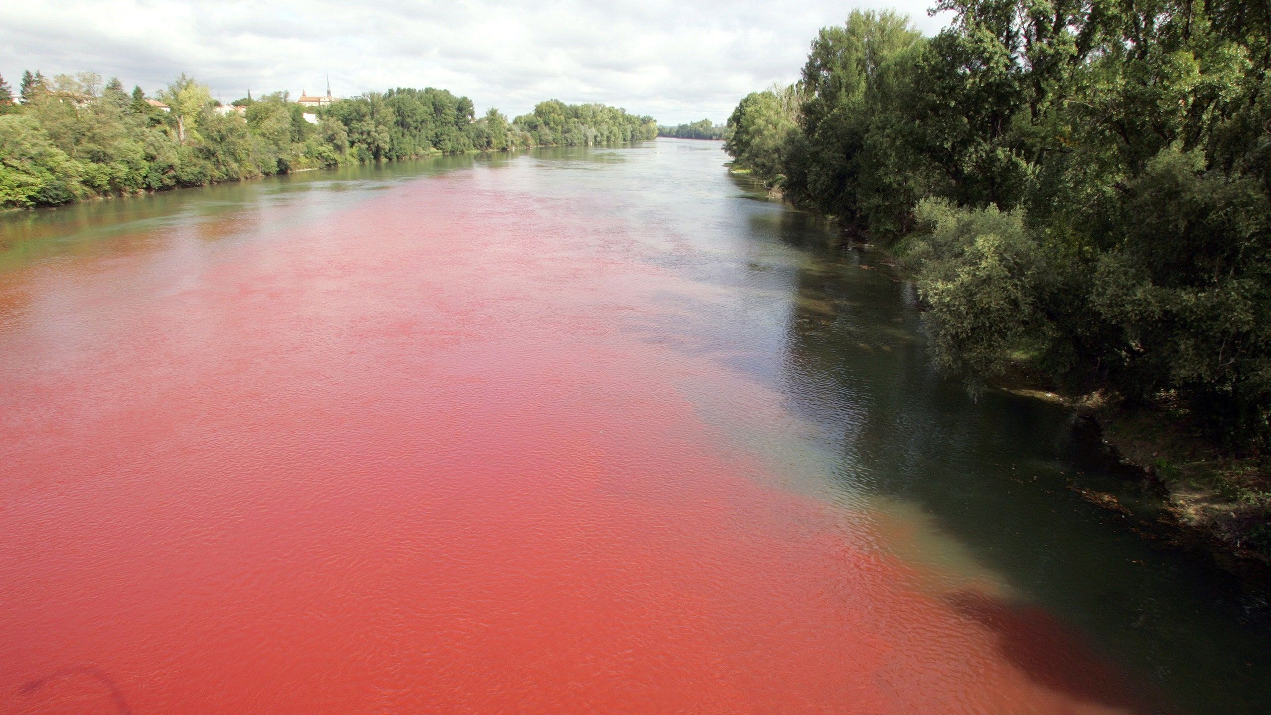 2560x1440 This French River Just Turned Blood Red