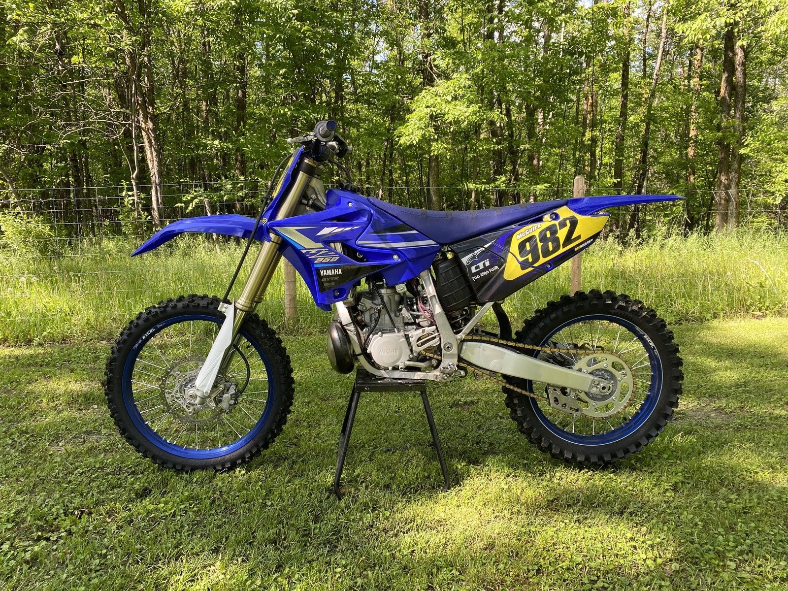 1600x1200 Yamaha YZ250's
