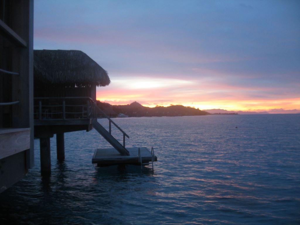1024x768 Bora Bora Sunrises and Sunsets9