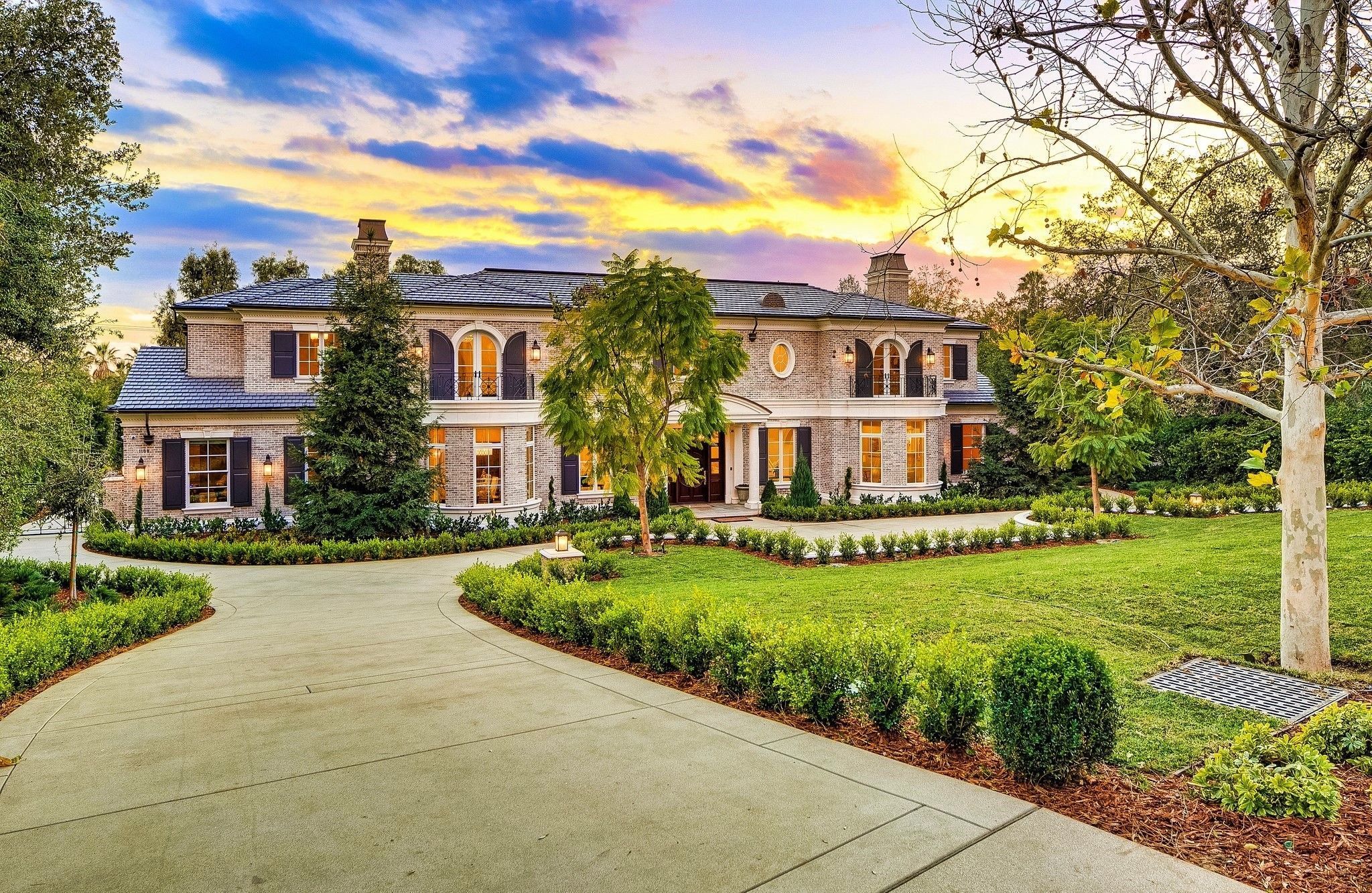 2048x1333 Elegant Mansion at Sunset