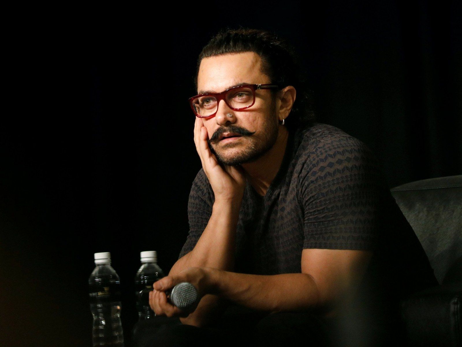 1600x1200 Bollywood Icon Aamir Khan on 'Secret