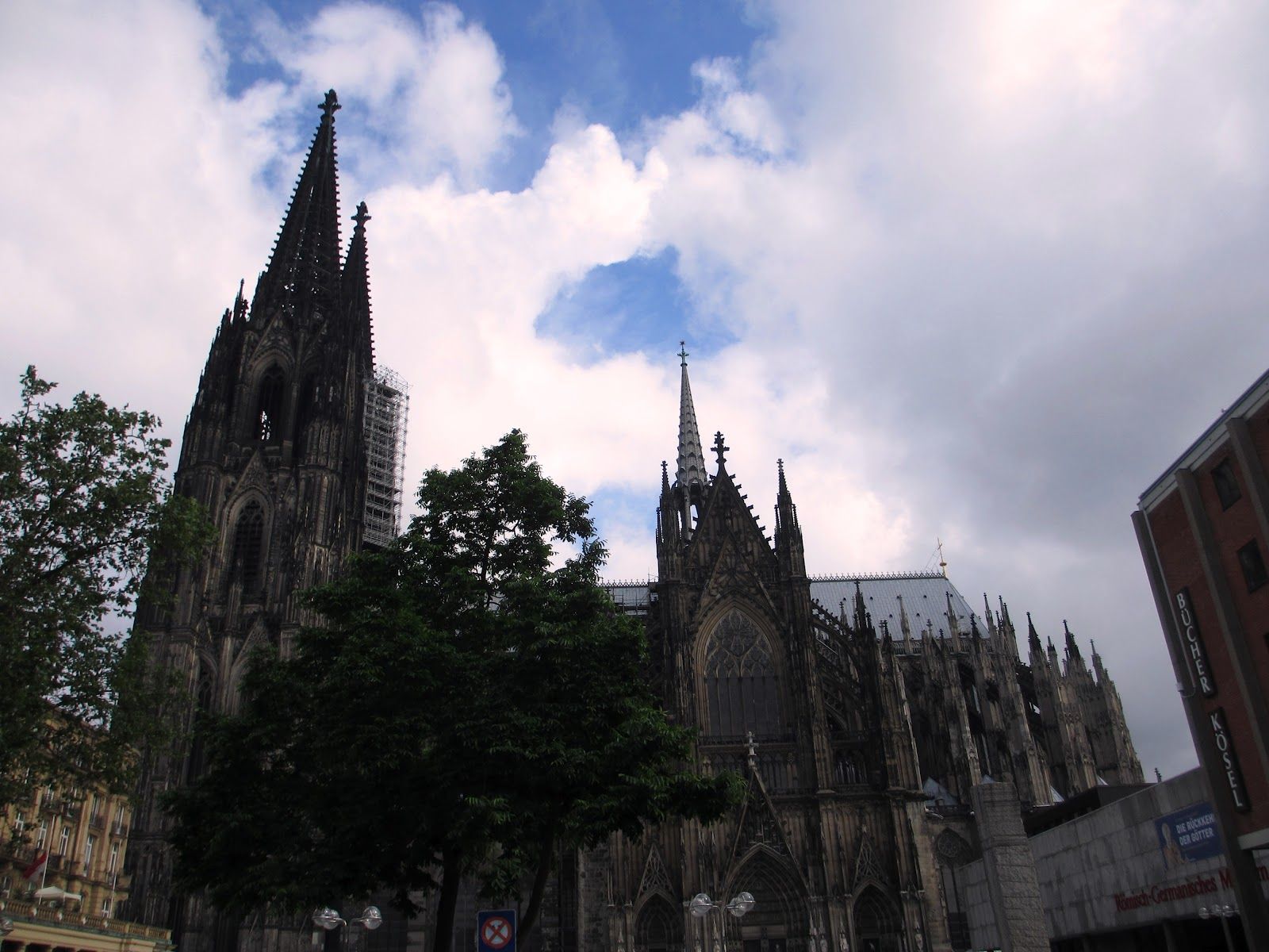 1600x1200 Cannundrums: Cologne Cathedral
