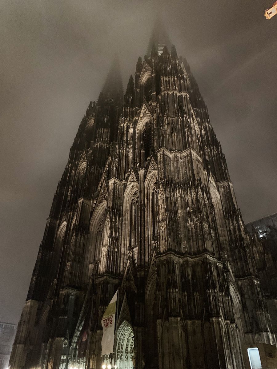 900x1200 Cologne cathedral by night♟️
