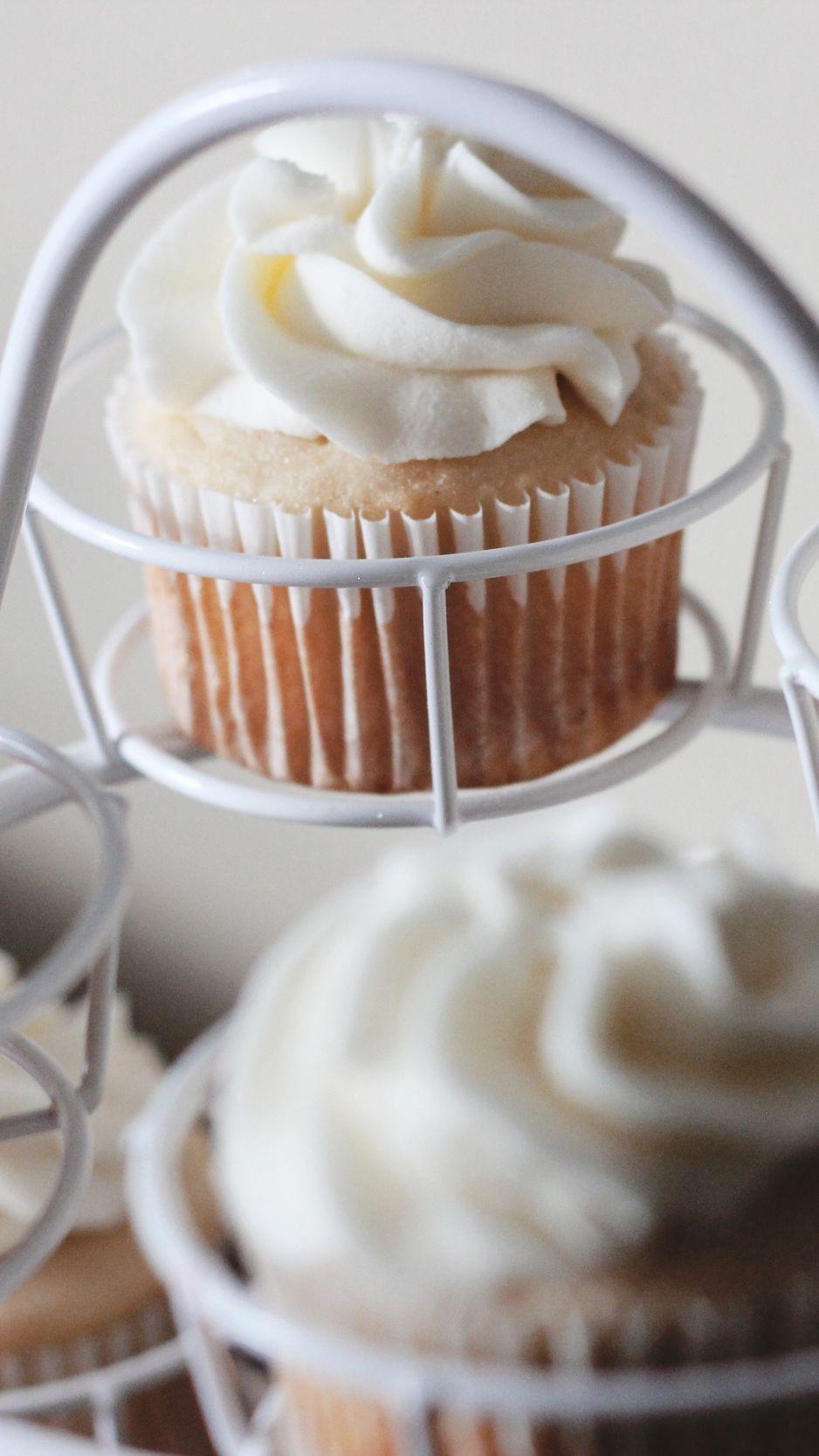 938x1668 Download wallpaper 938x1668 cupcakes, cakes, cream, icing