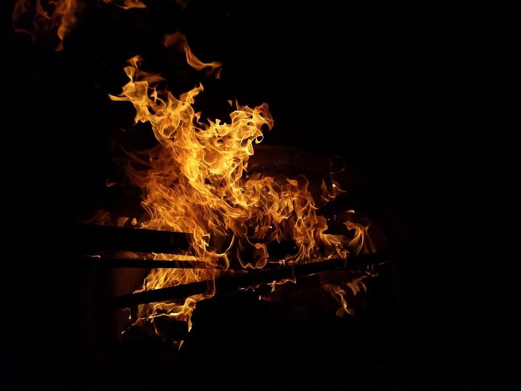 1024x768 dark. Fire an outbreak of heat