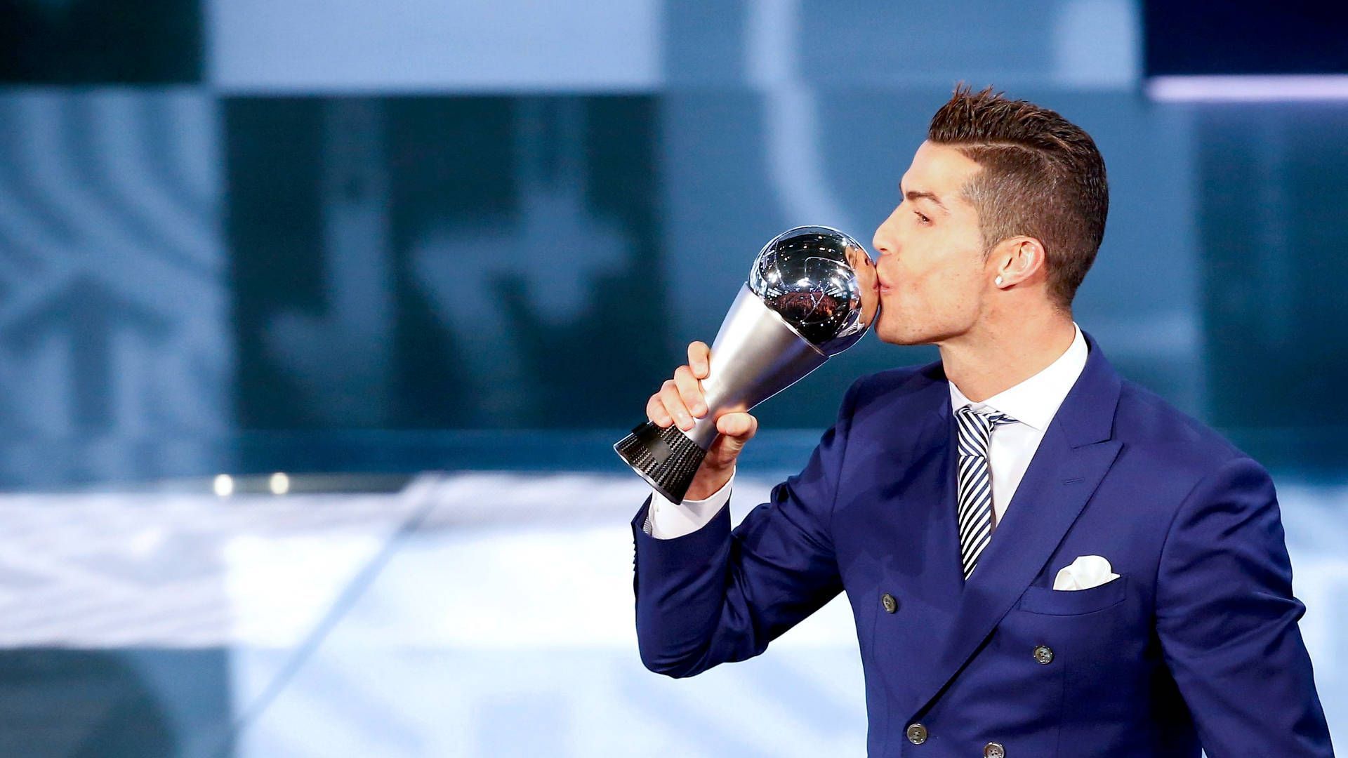1920x1080 Download CR7 HD Kissing Trophy Wallpaper