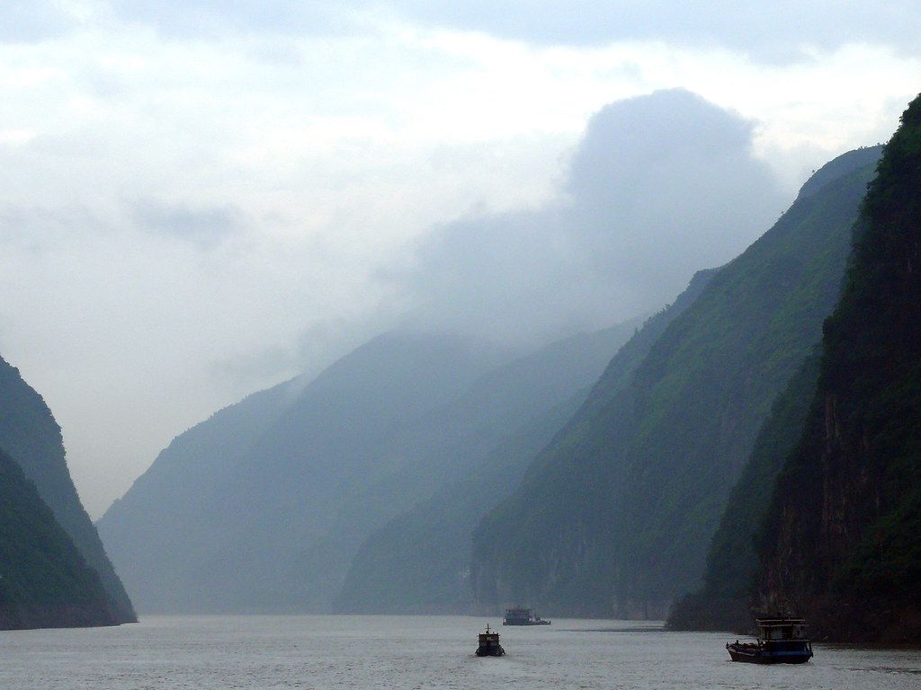 1024x768 Misty mountains, Yangtze River, China