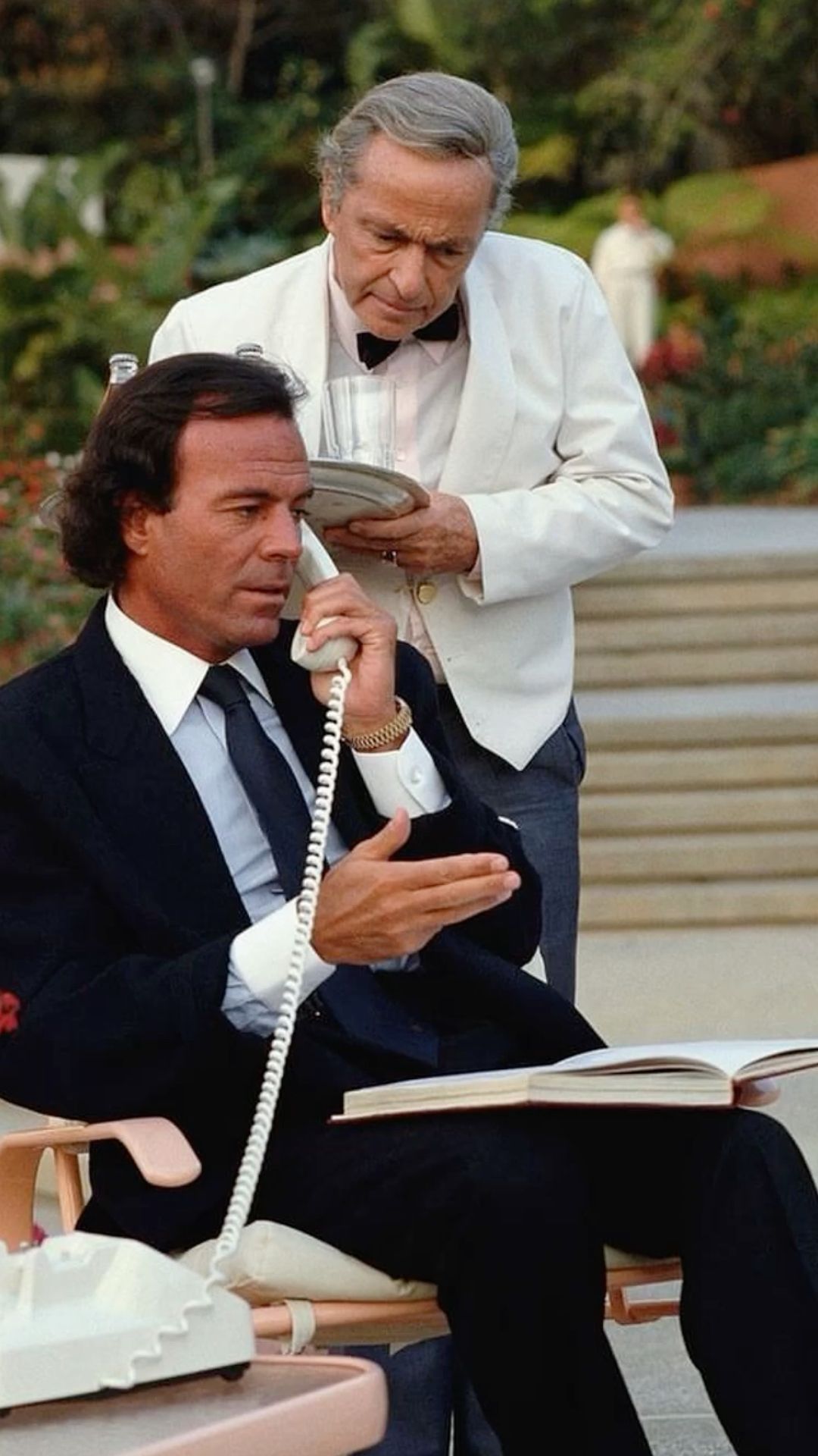 1080x1920 Julio Iglesias handling his $600
