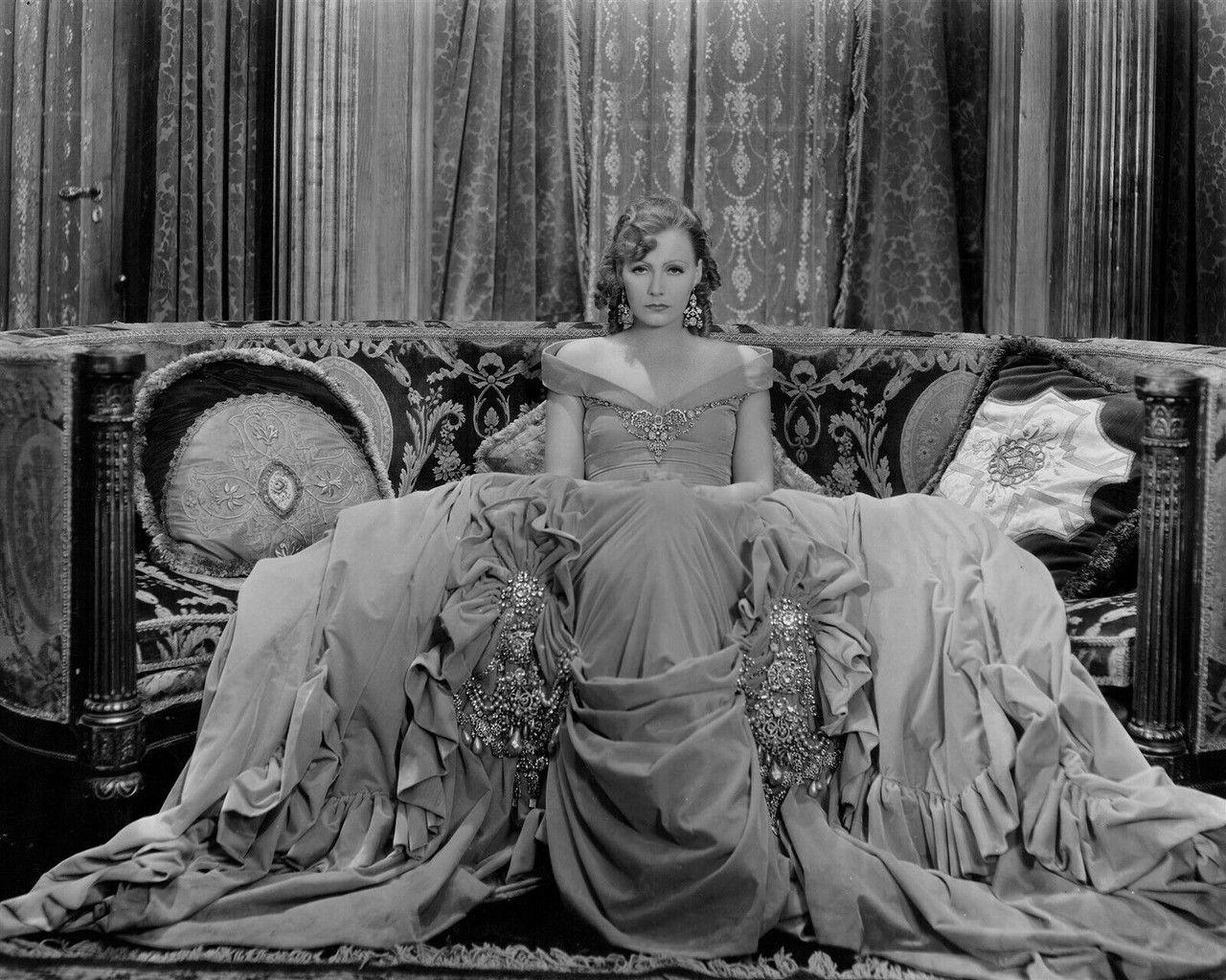 1280x1024 Greta Garbo glamour pose bare shoulders