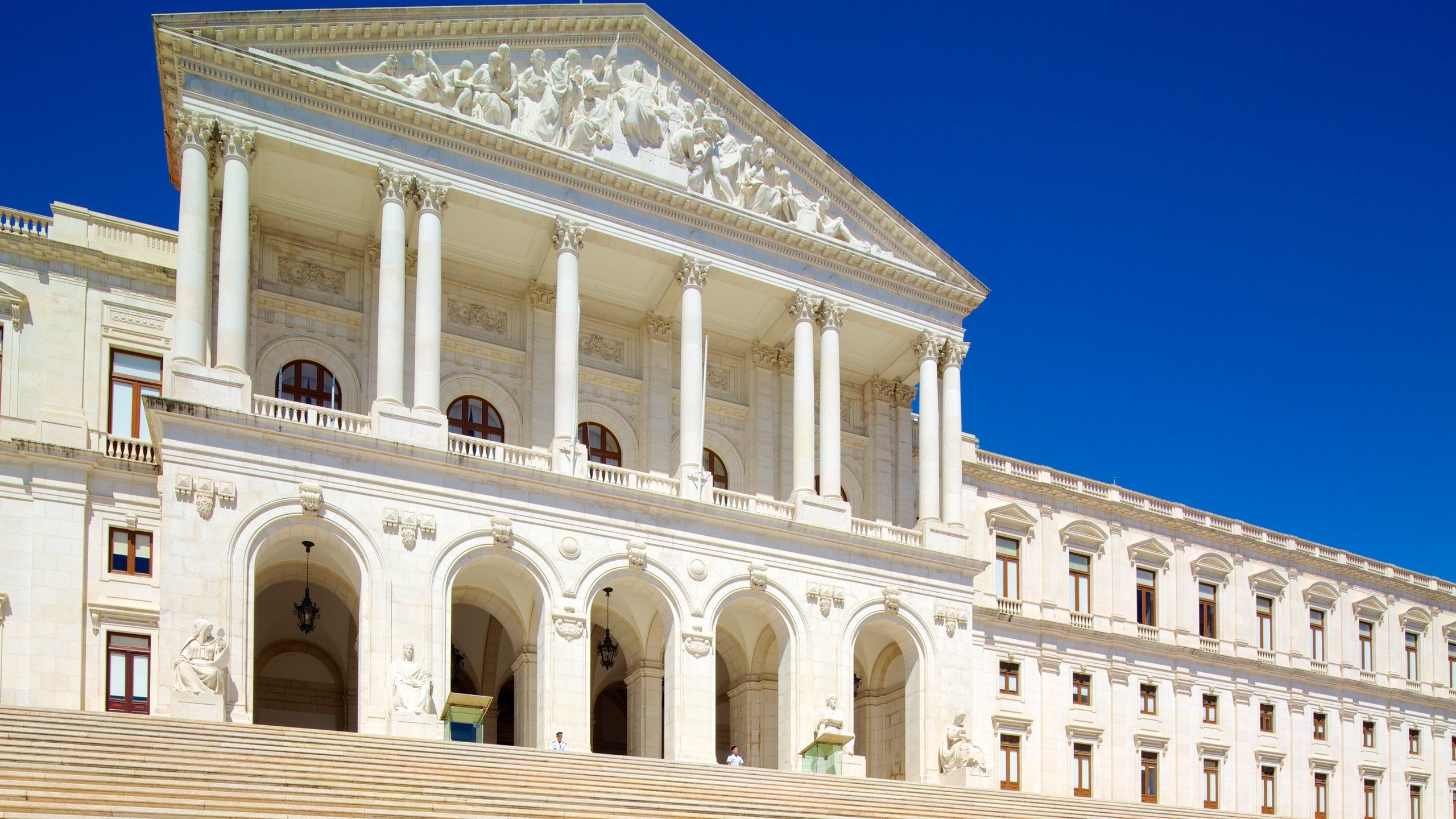 2560x1440 São Bento Palace in Lisbon Old Town