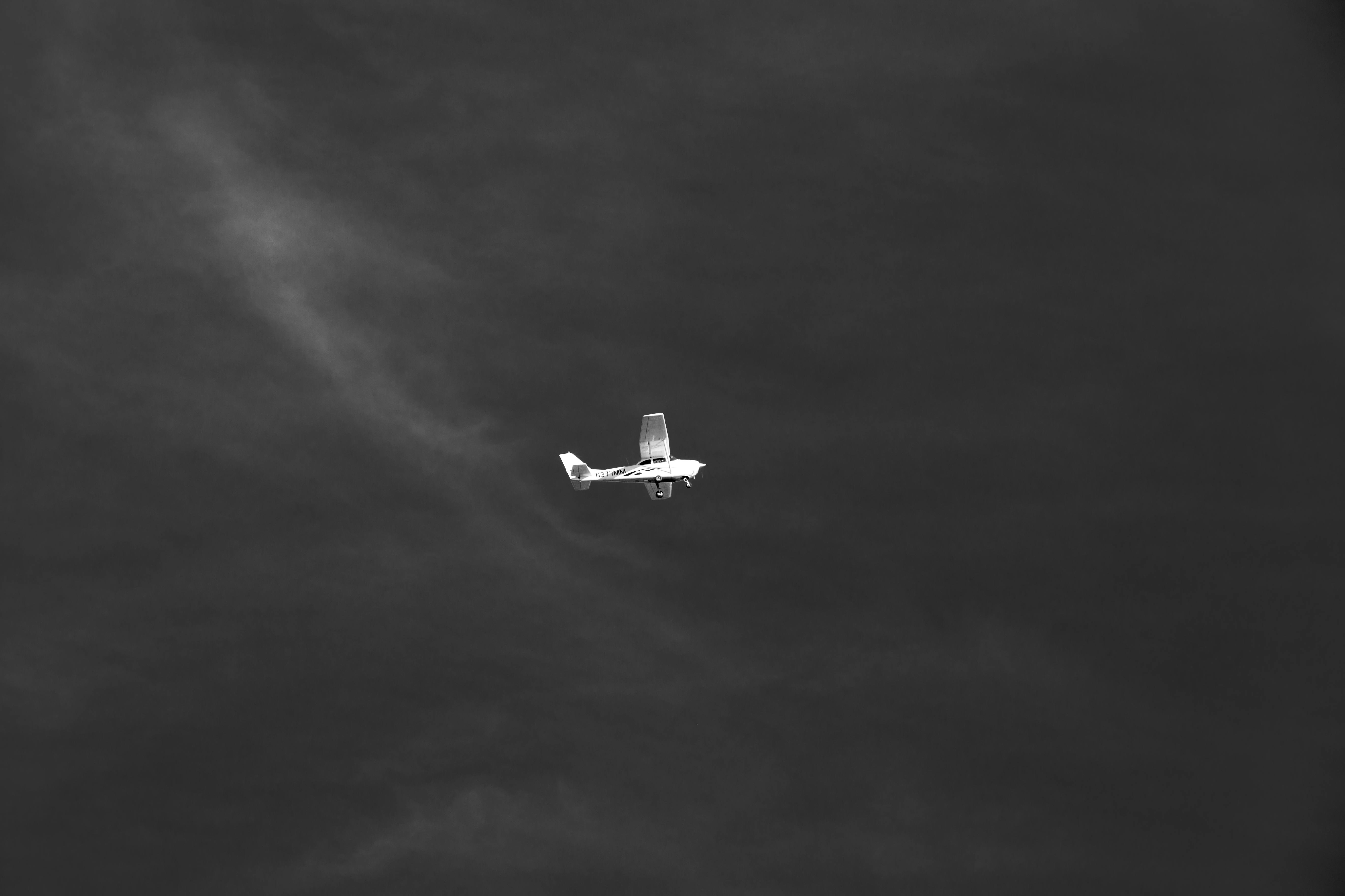 5472x3648 Airplane Flying in Dark Sky · Free