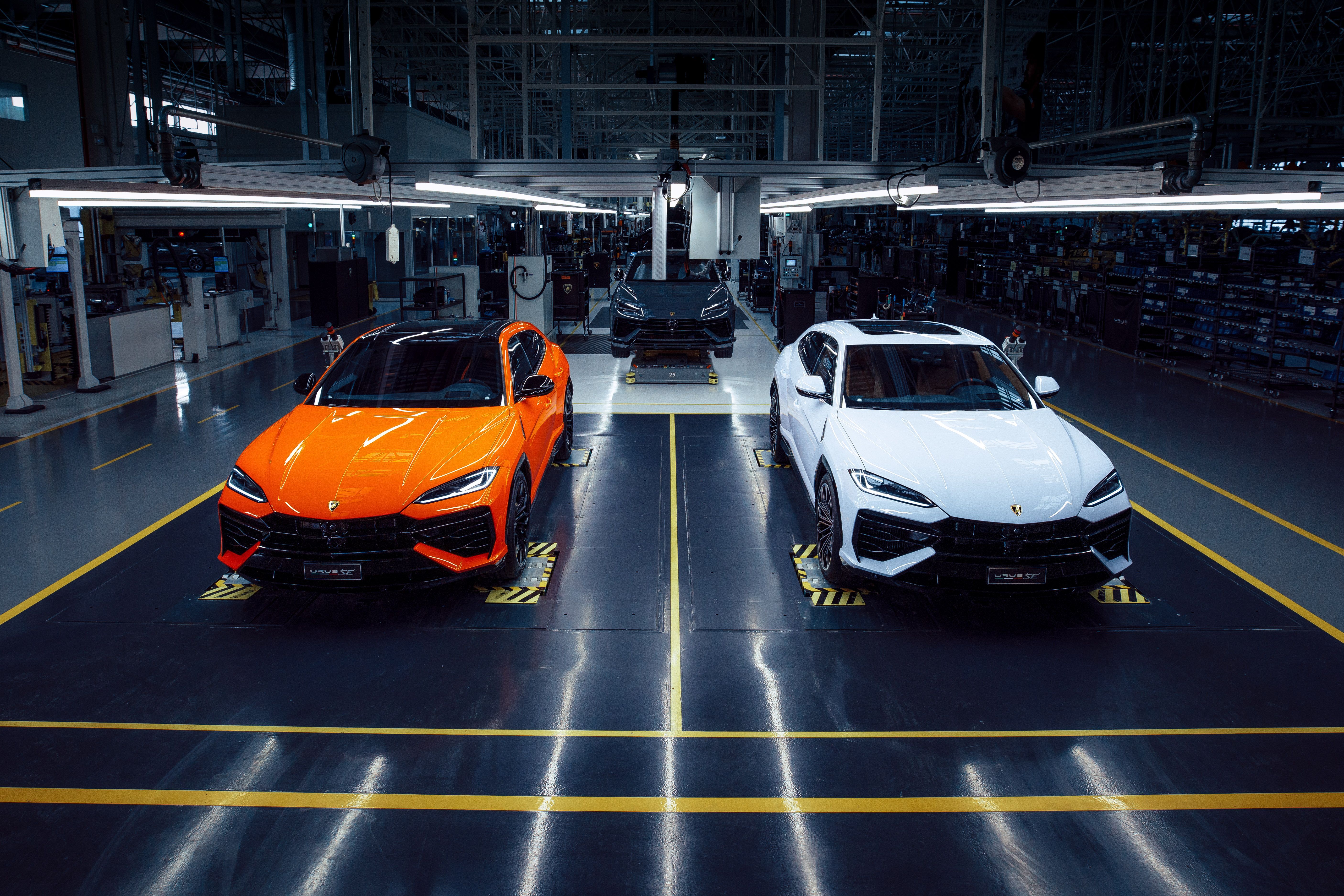 5621x3749 View Photo of the 2025 Lamborghini Urus SE