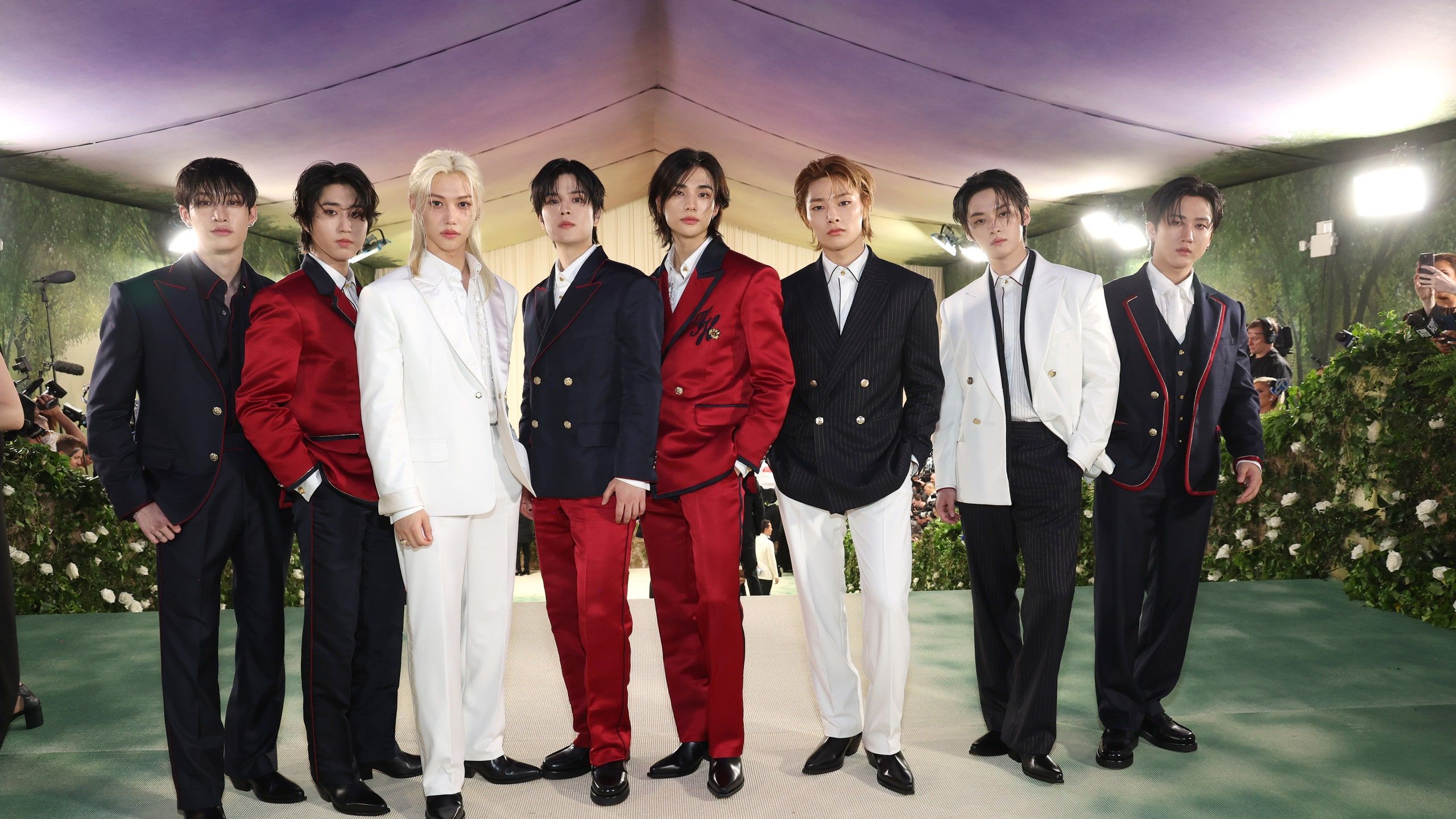 2560x1440 Stray Kids Squadded Up in Style