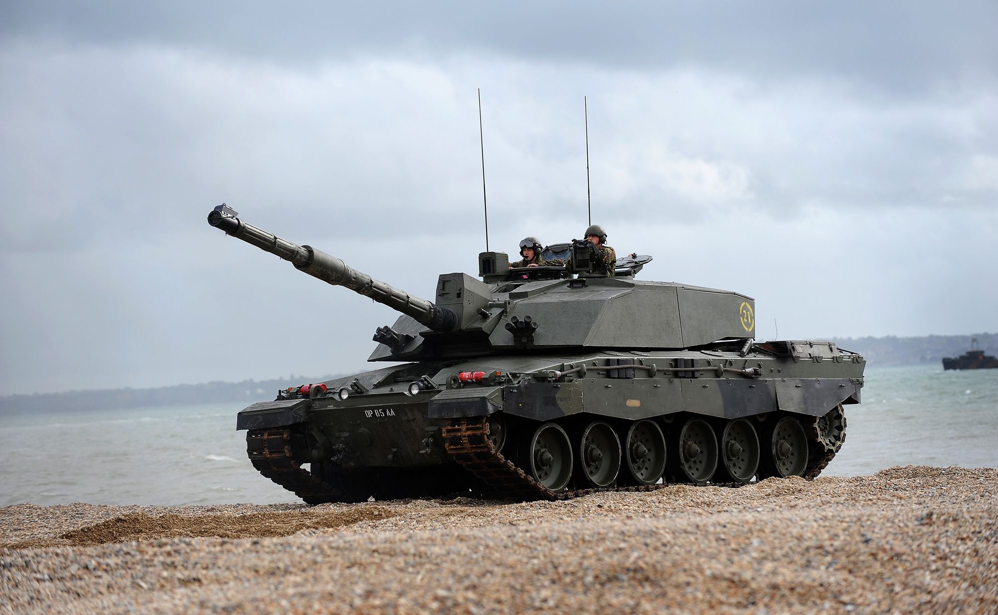 2000x1233 Download Military Challenger 2 HD Wallpaper