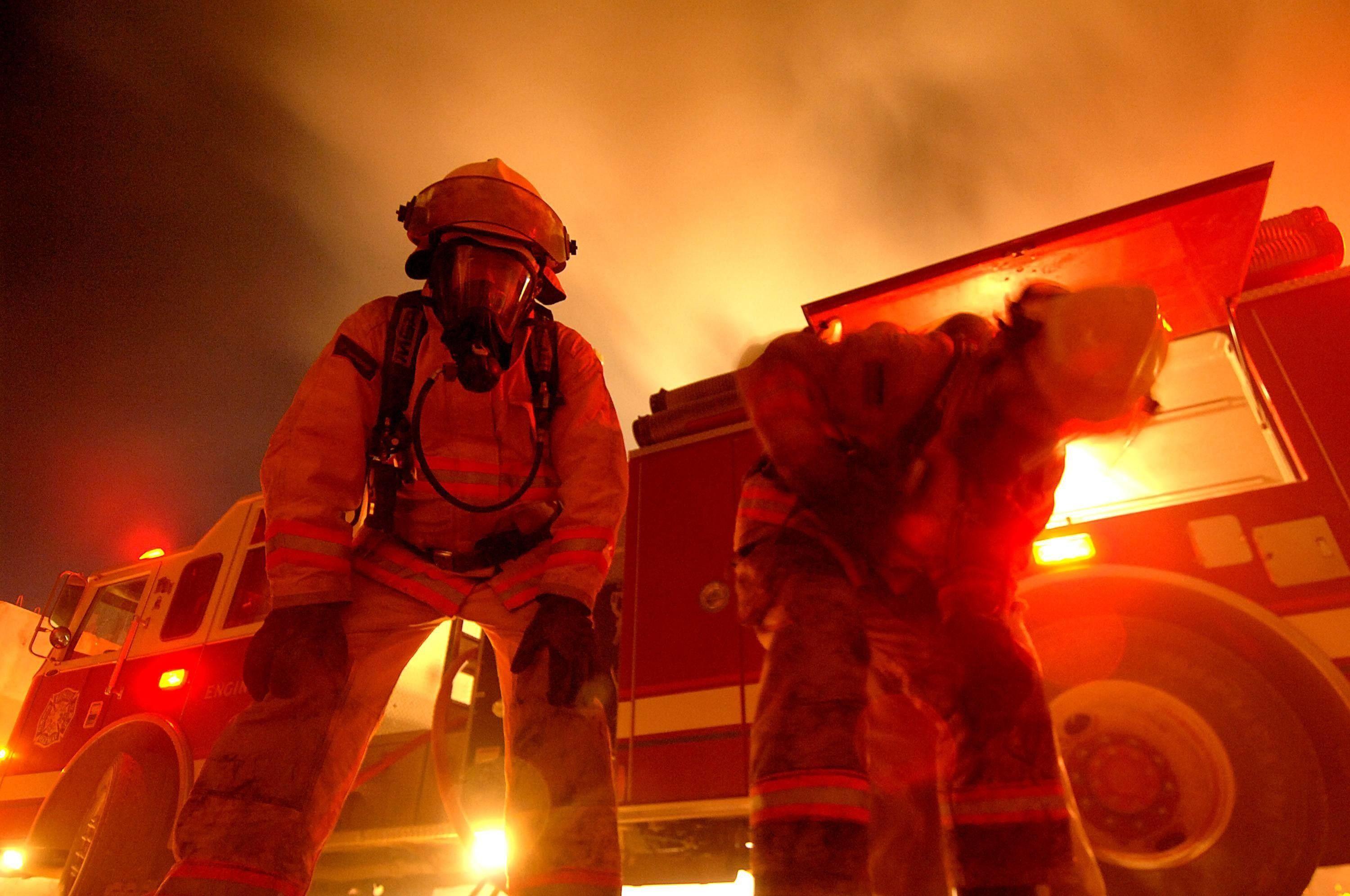 3000x1993 HD Firefighter Wallpaper
