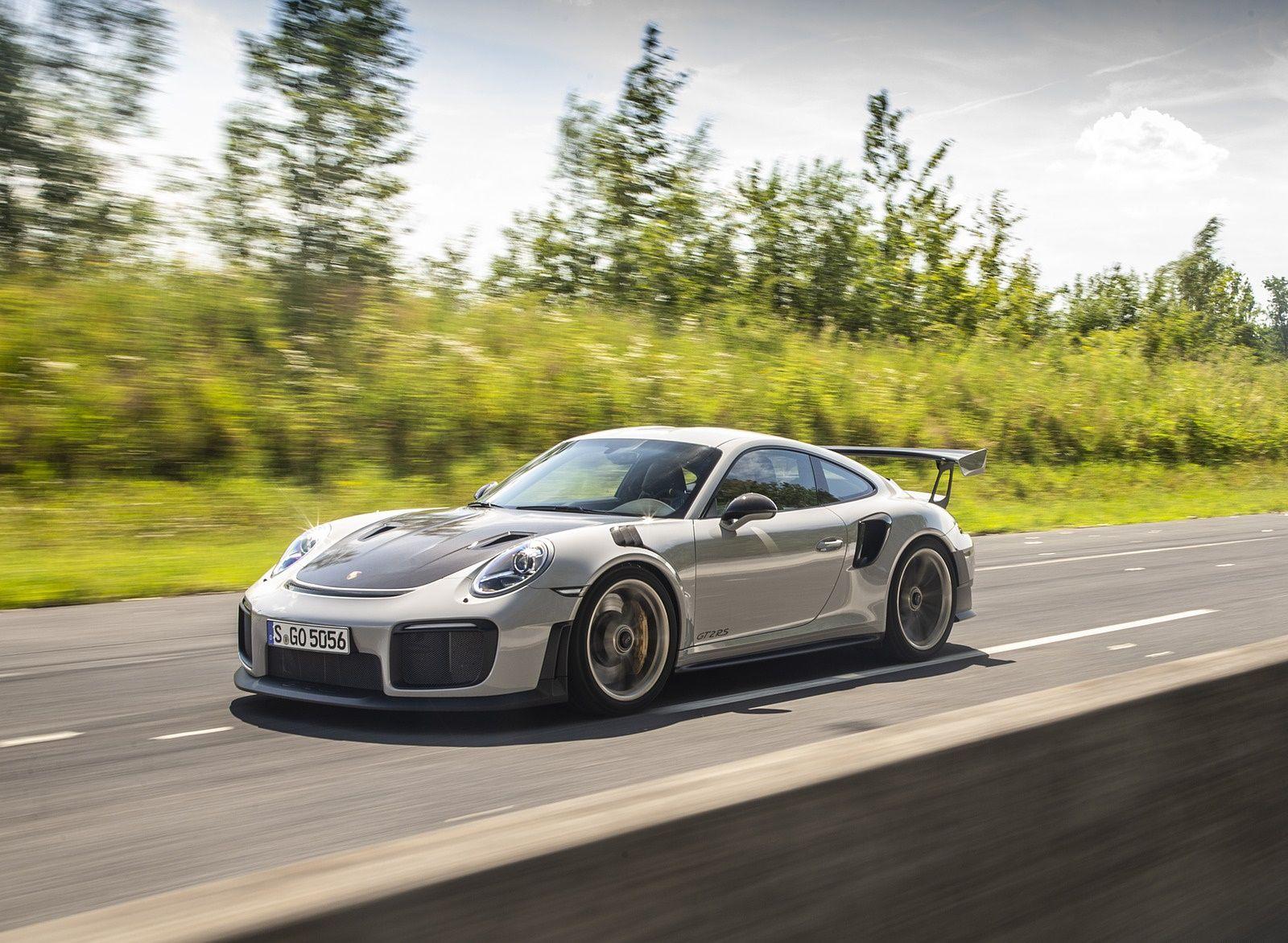 1600x1172 Porsche 911 GT2 RS Front Three Quarter Wallpaper 12