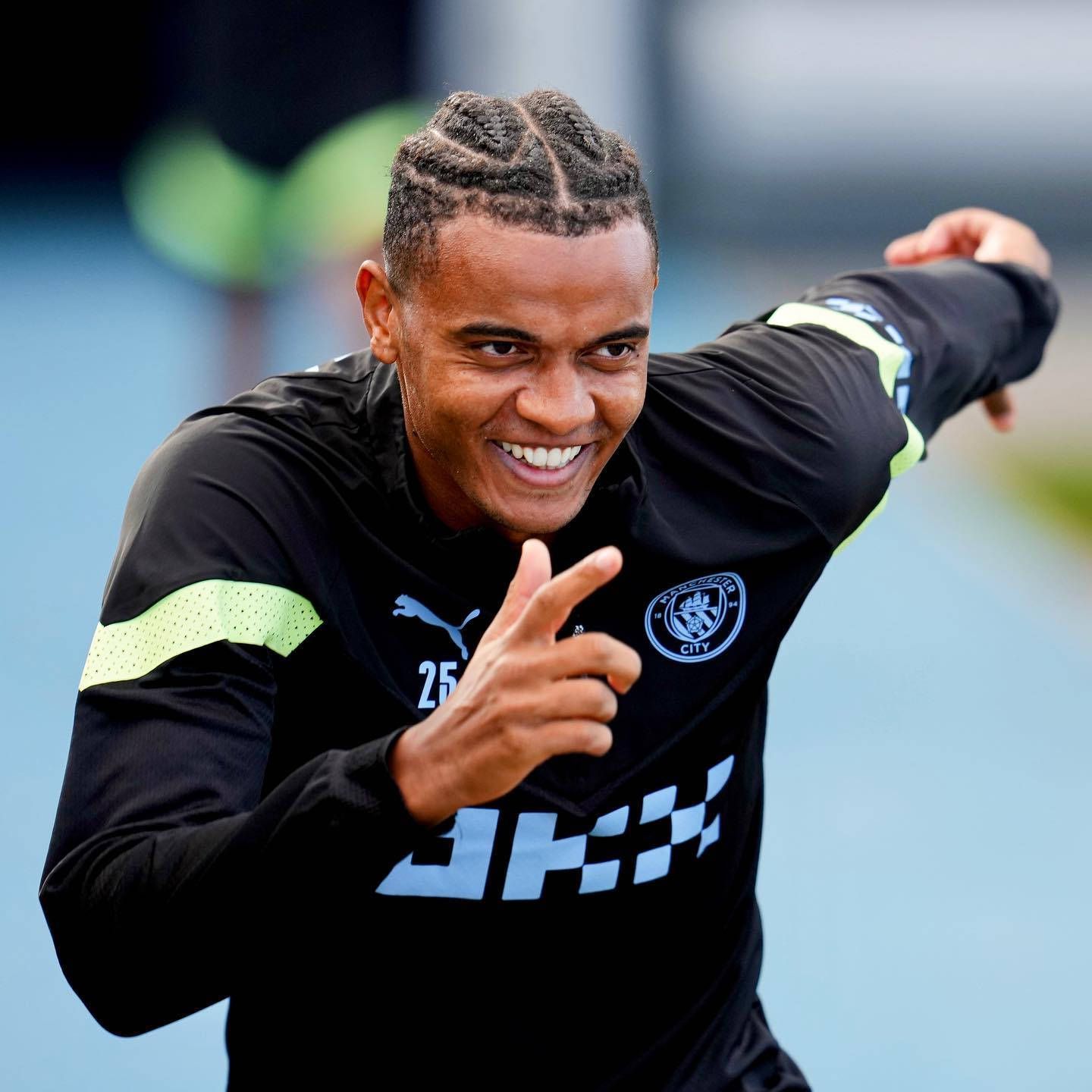 1440x1440 Manuel Akanji cheerfully pointing