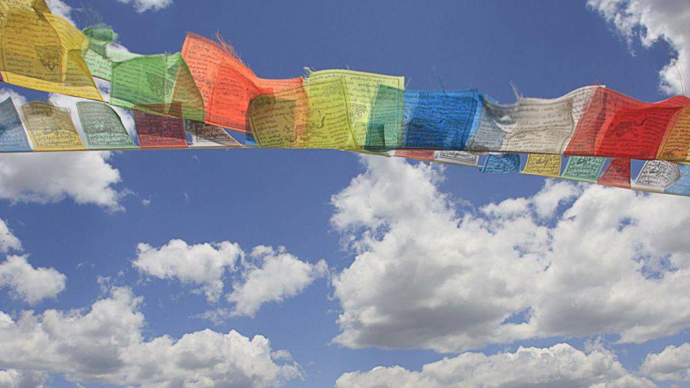 1366x768 Group of Tibetan Flags Shangri La1000